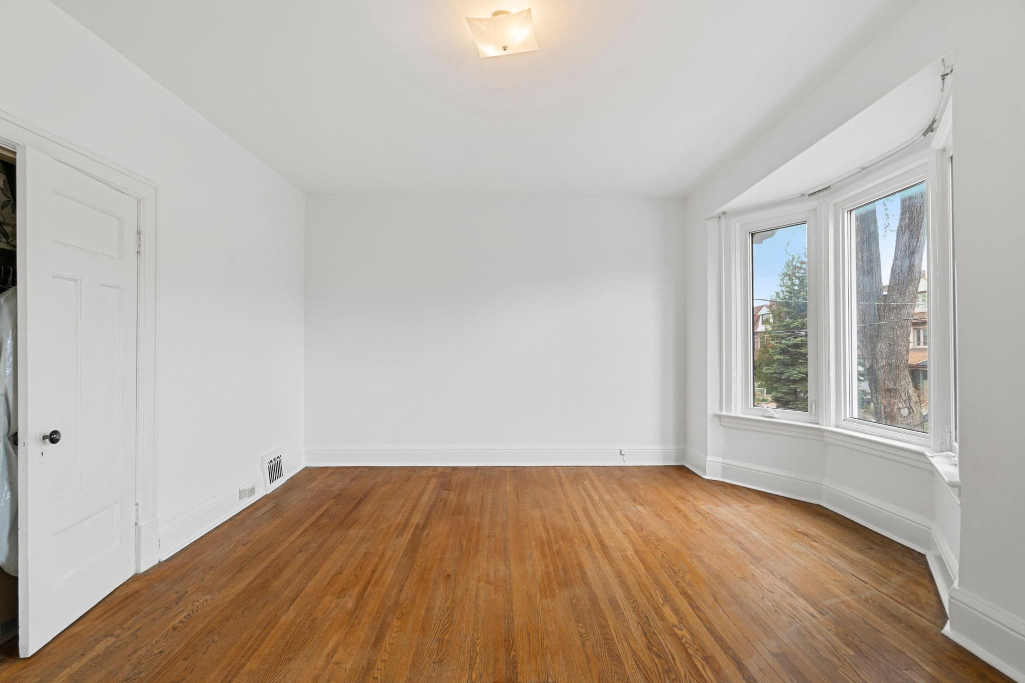 218 Montrose Ave Toronto, ON M6G 3G7