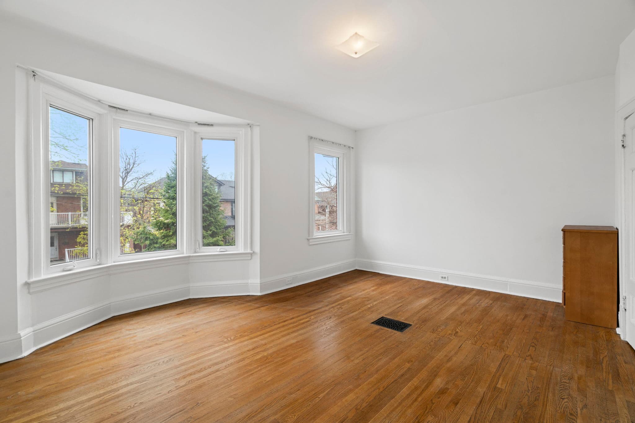 218 Montrose Ave Toronto, ON M6G 3G7