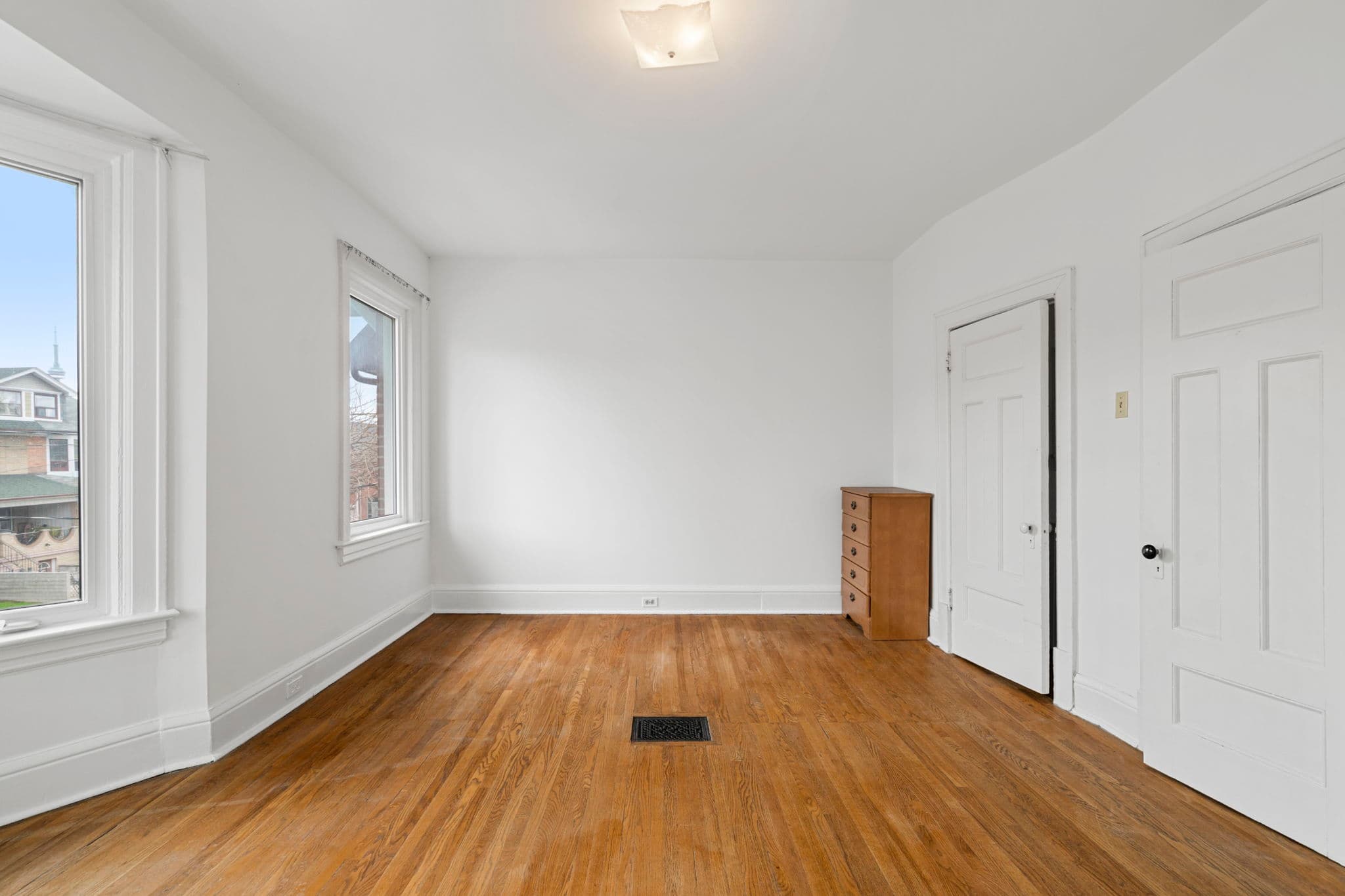 218 Montrose Ave Toronto, ON M6G 3G7