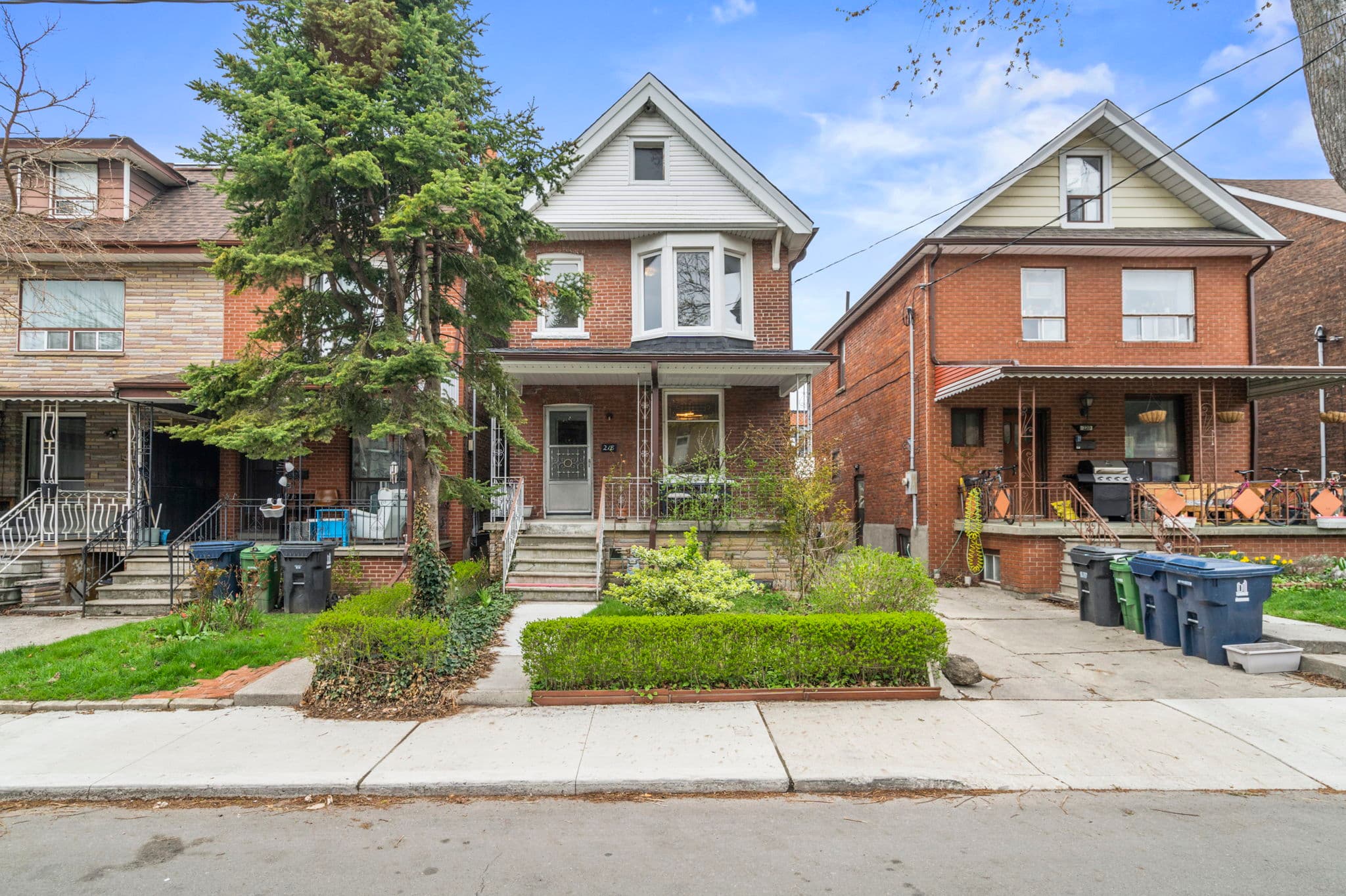 218 Montrose Ave Toronto, ON M6G 3G7