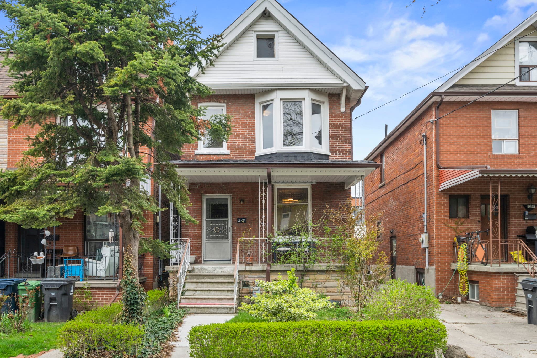218 Montrose Ave Toronto, ON M6G 3G7