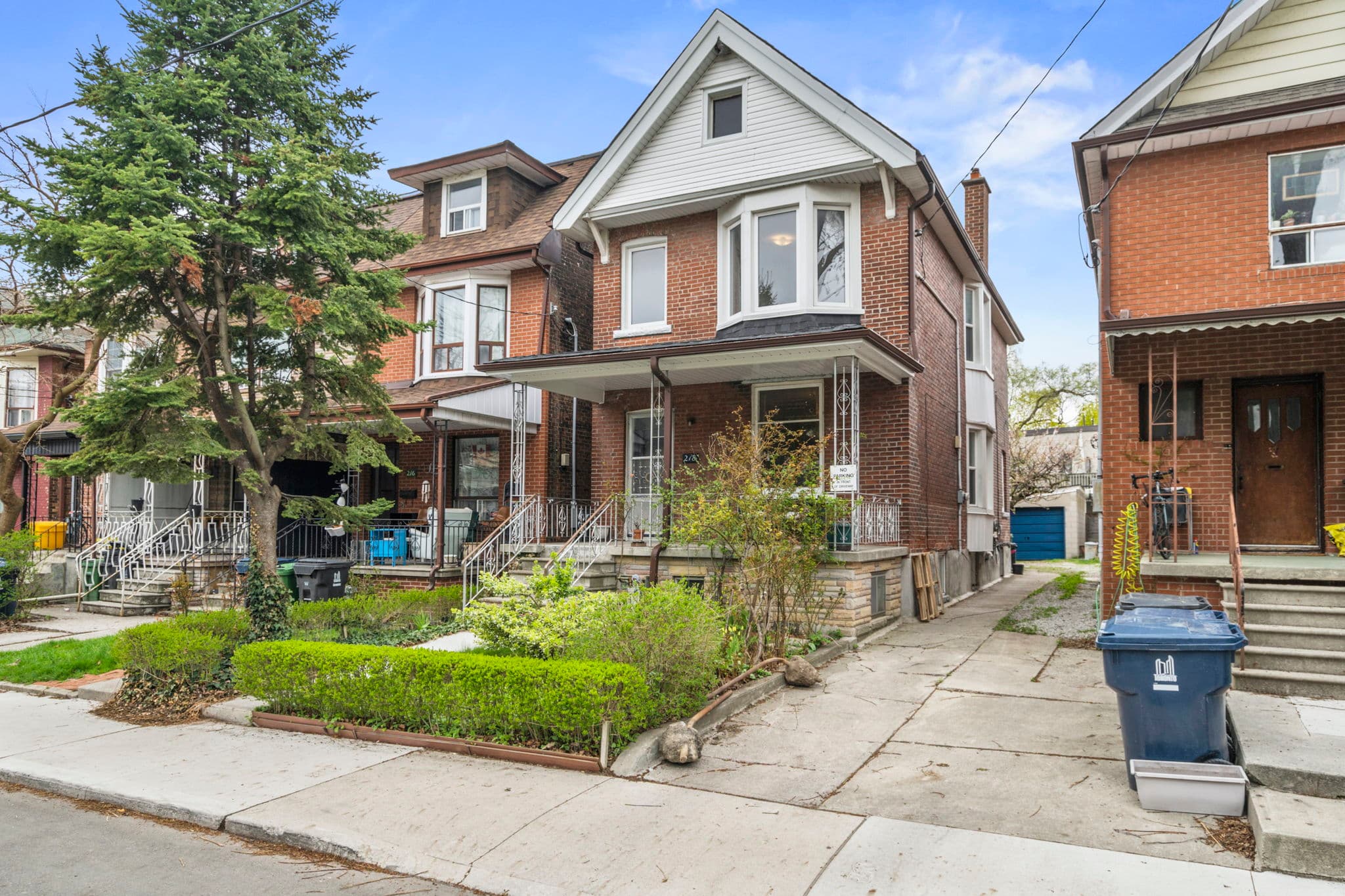 218 Montrose Ave Toronto, ON M6G 3G7