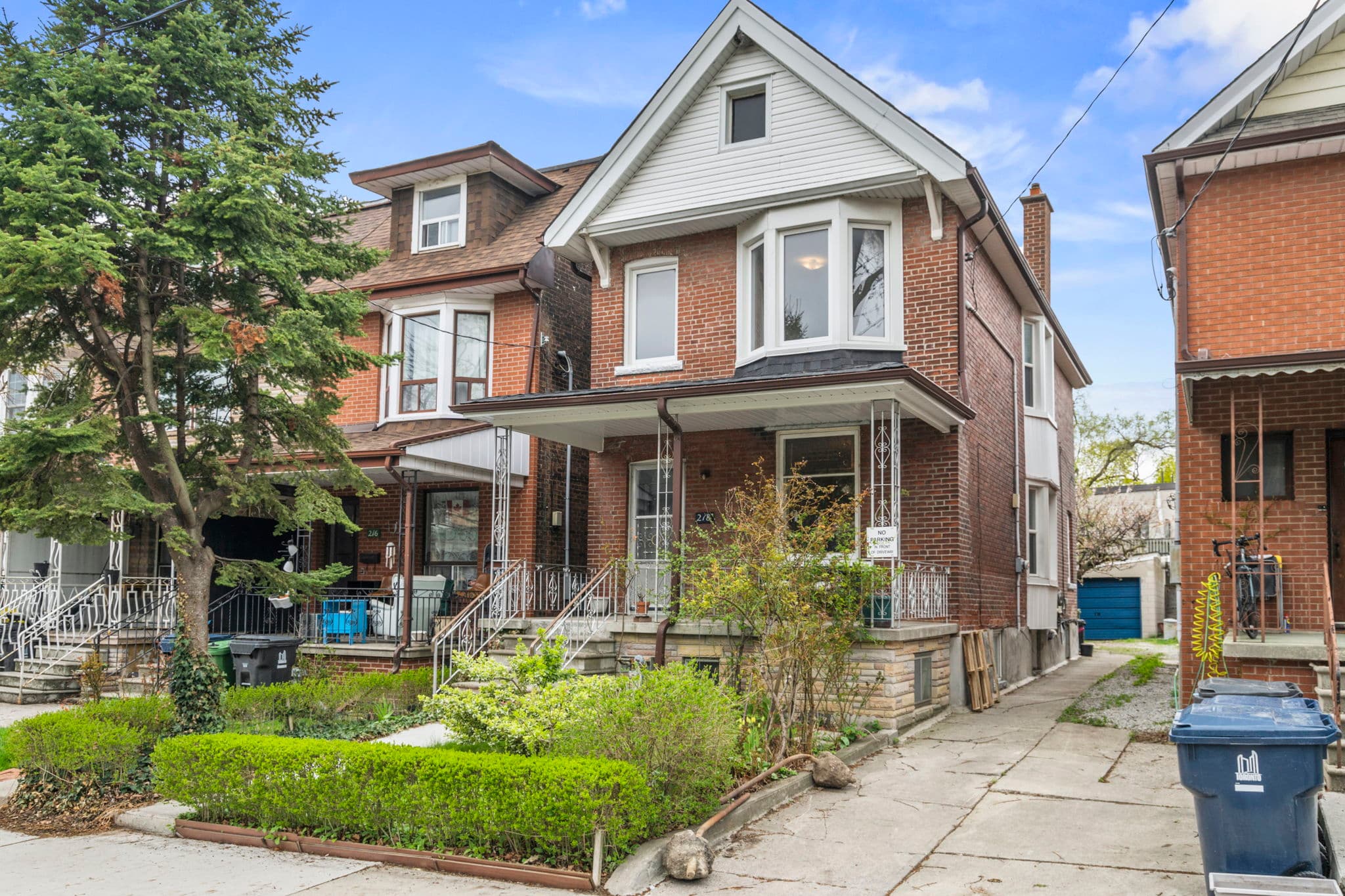 218 Montrose Ave Toronto, ON M6G 3G7