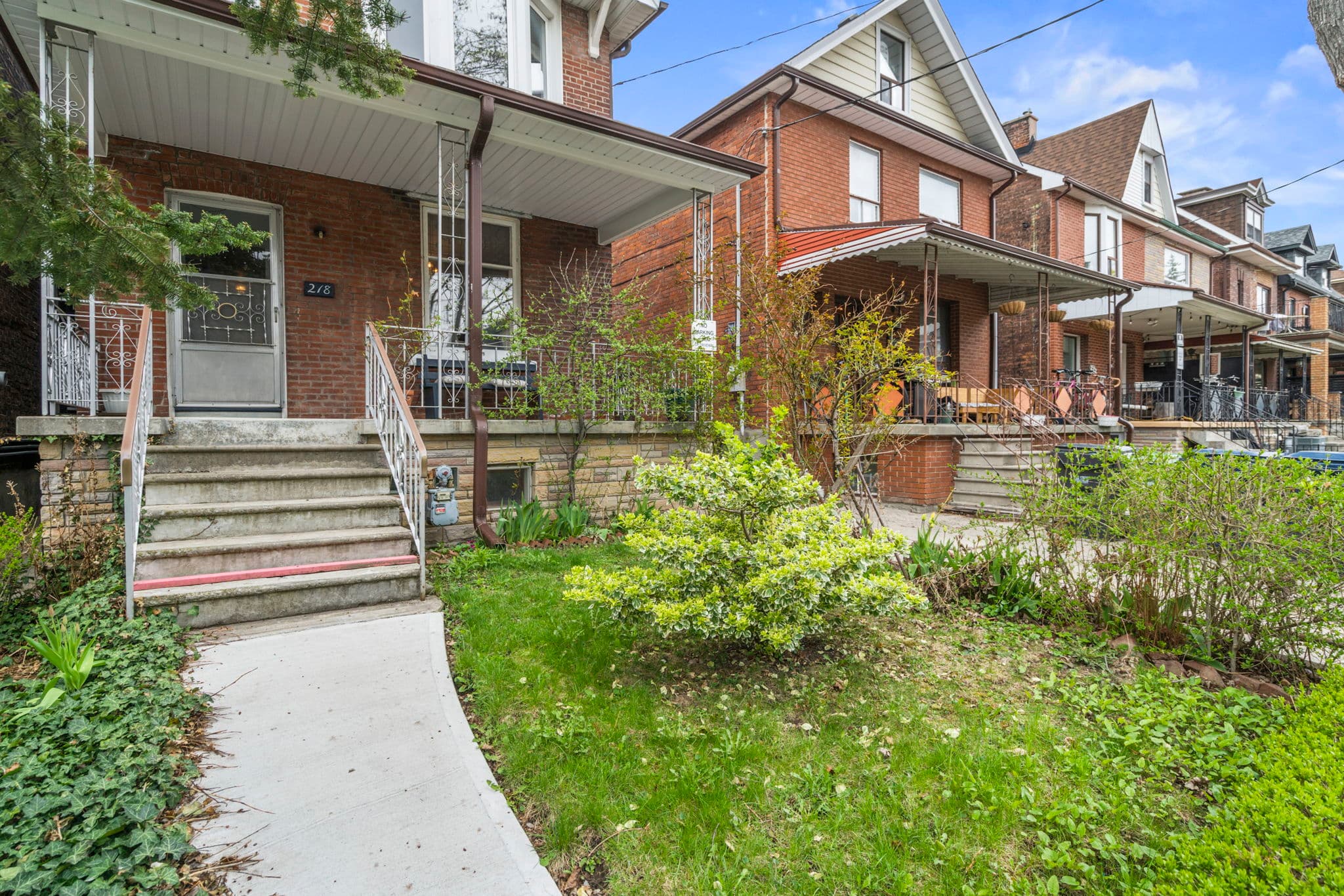 218 Montrose Ave Toronto, ON M6G 3G7