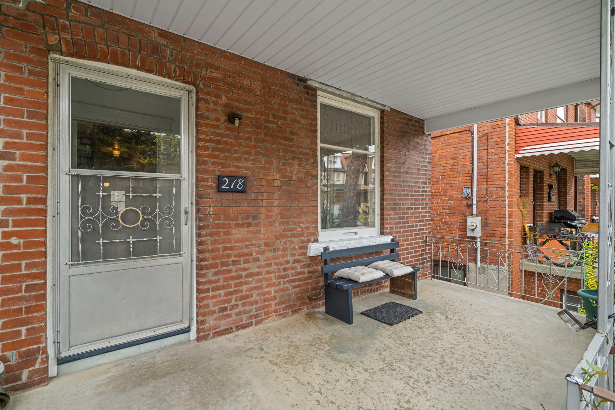 218 Montrose Ave Toronto, ON M6G 3G7