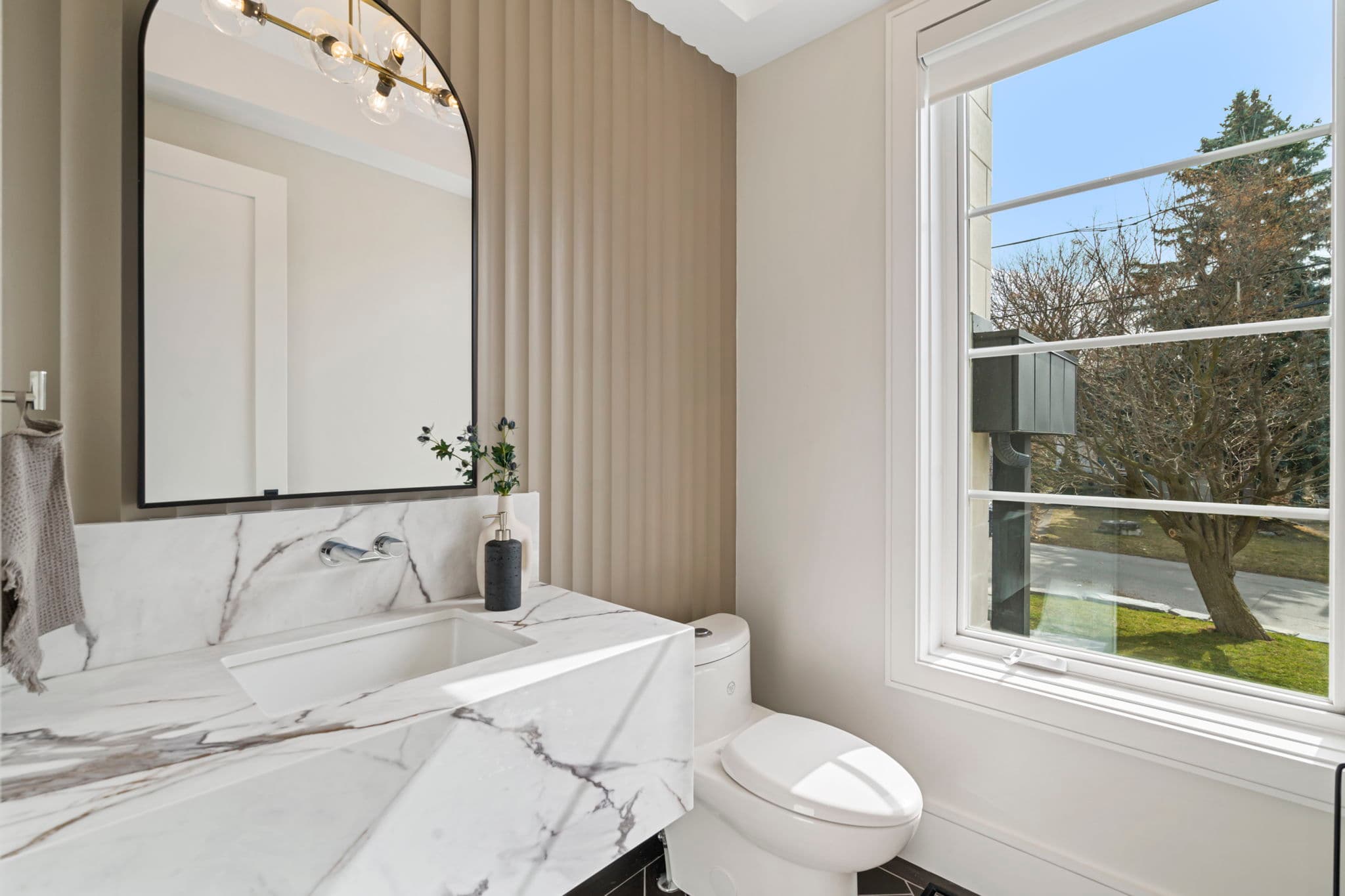 22 Delroy Dr Toronto, ON M8Y 1M7