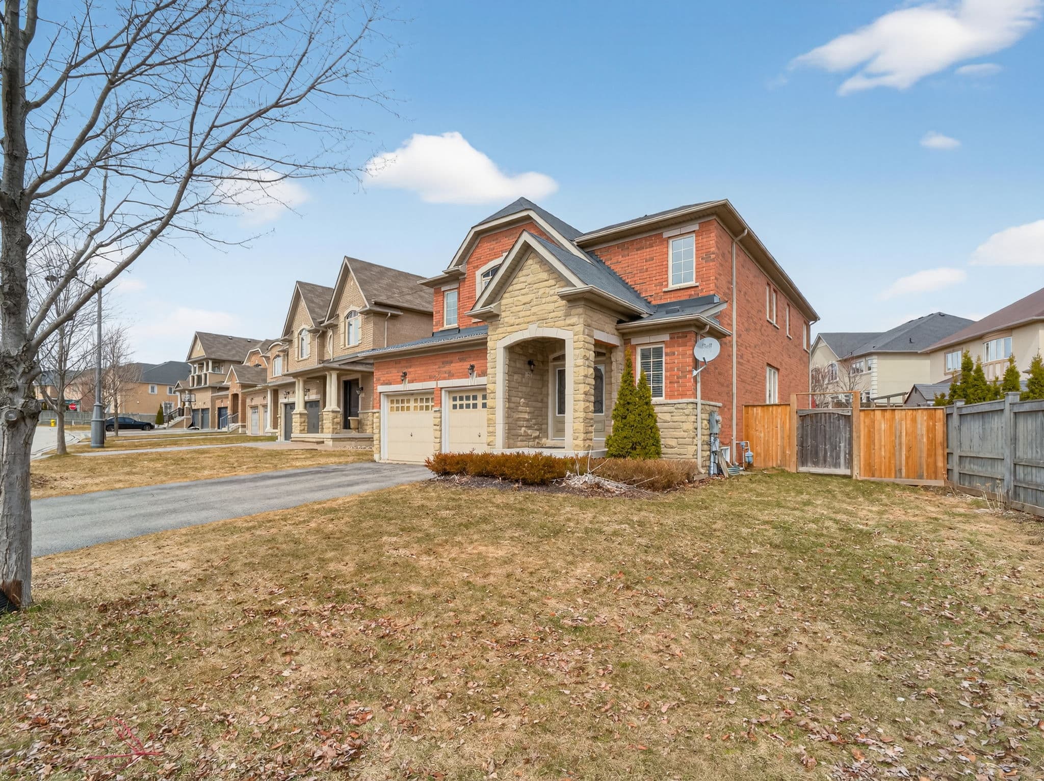 22 McCombe Ln Vaughan, ON L6A 4G2