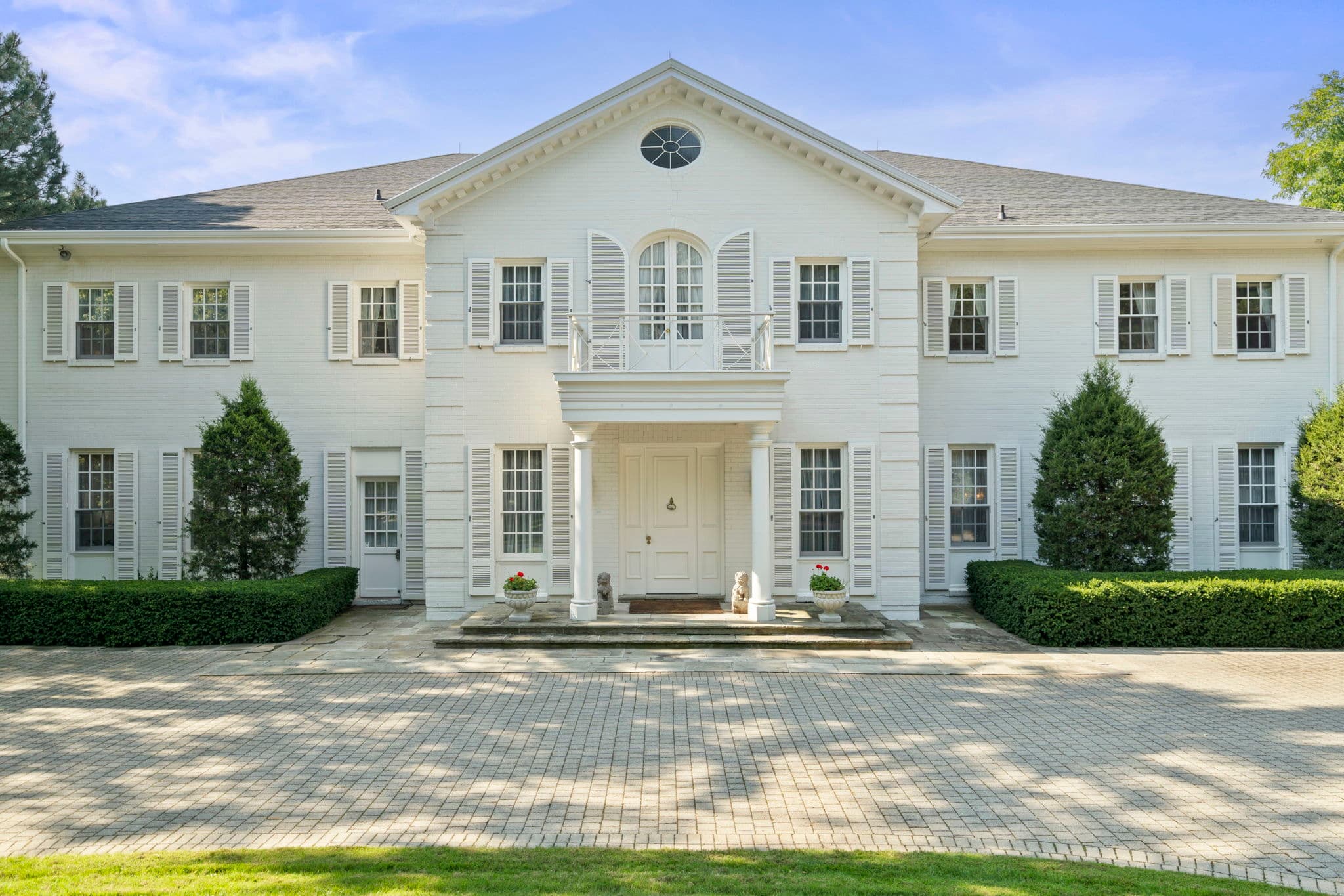 22 Park Ln Cir Toronto, ON M3B 1Z7