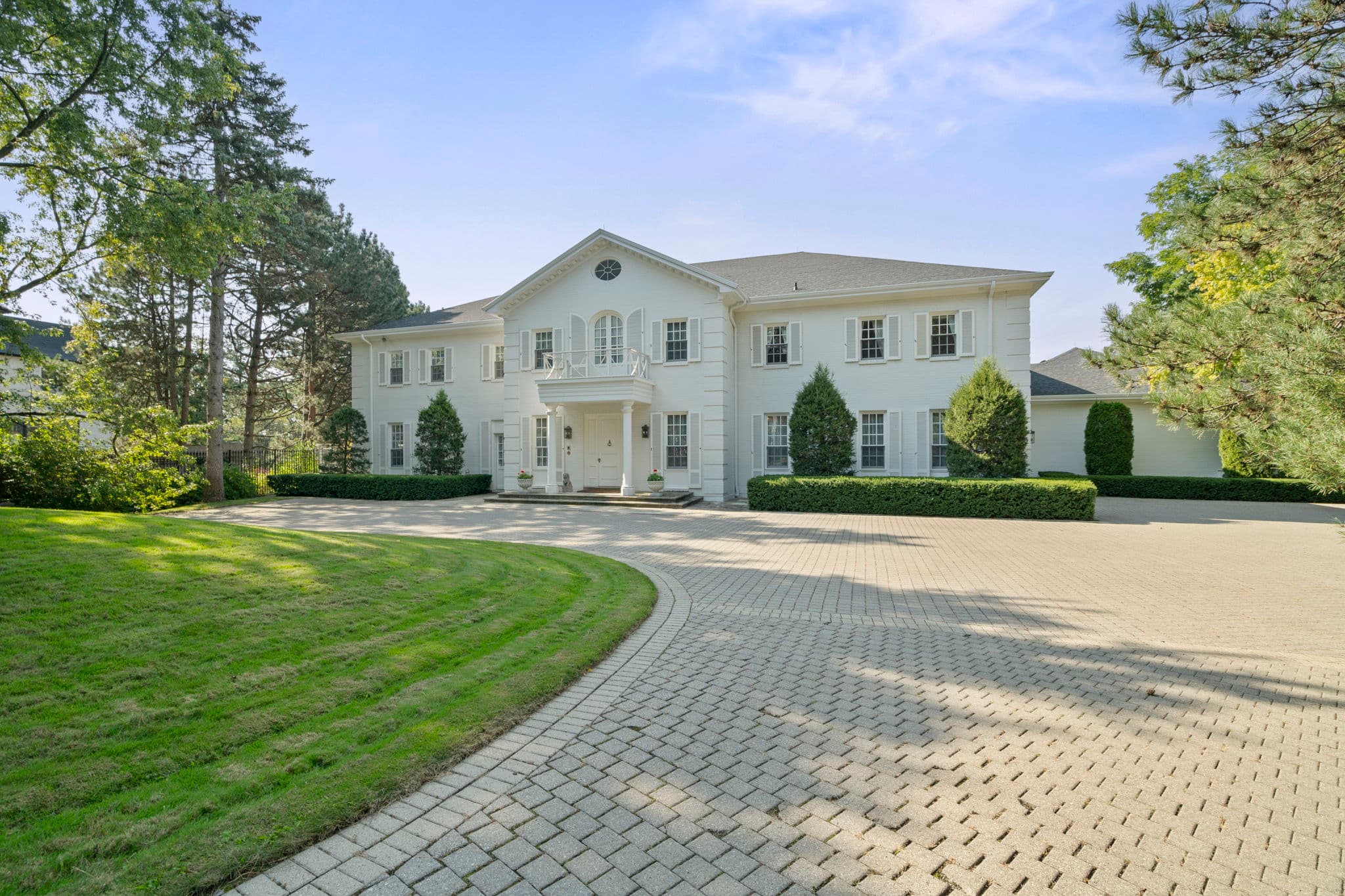22 Park Ln Cir Toronto, ON M3B 1Z7