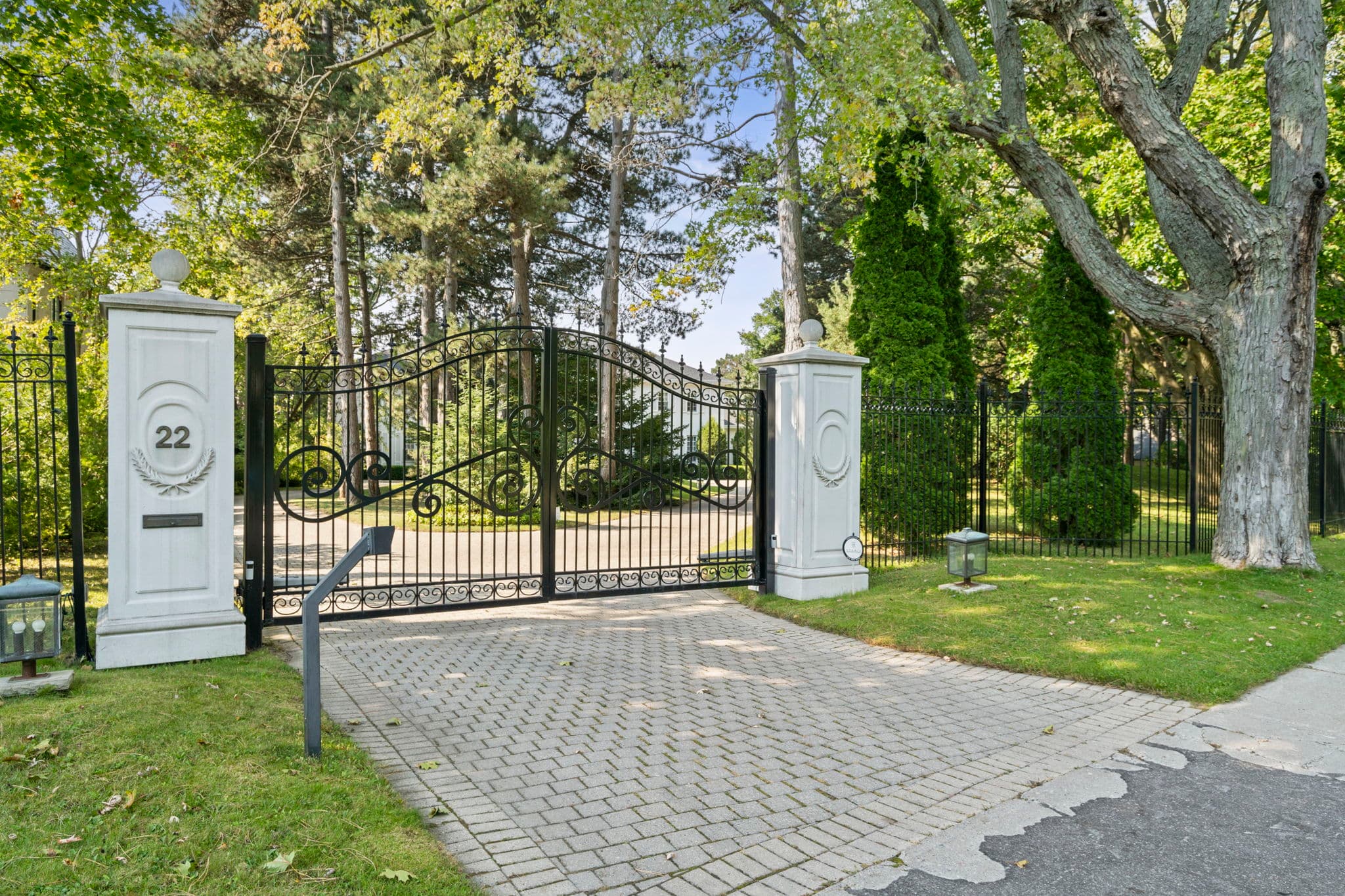 22 Park Ln Cir Toronto, ON M3B 1Z7