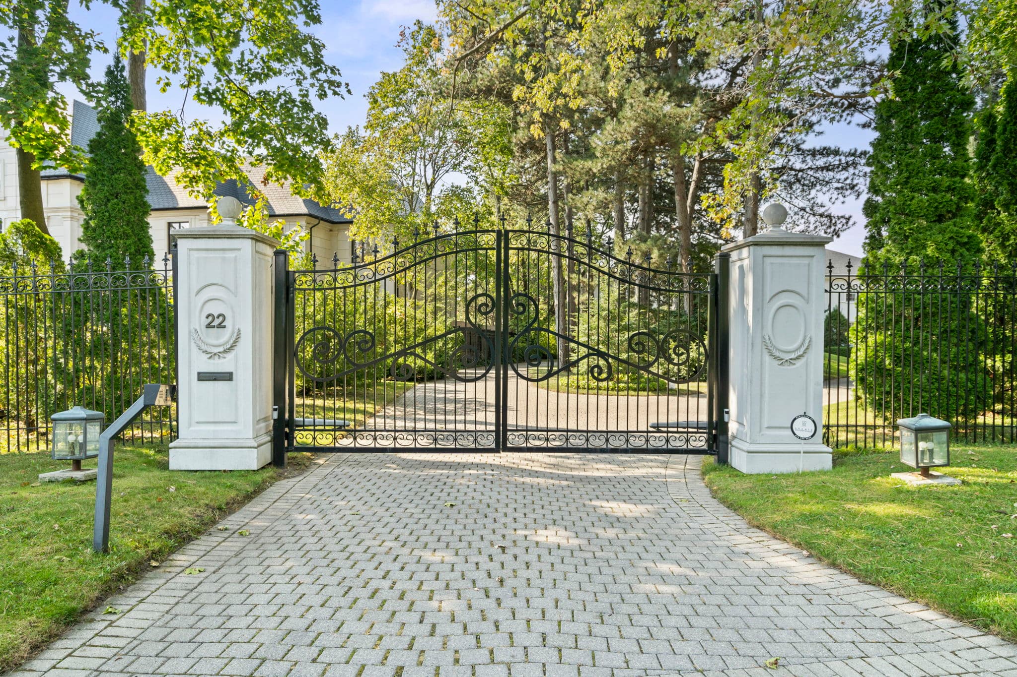 22 Park Ln Cir Toronto, ON M3B 1Z7