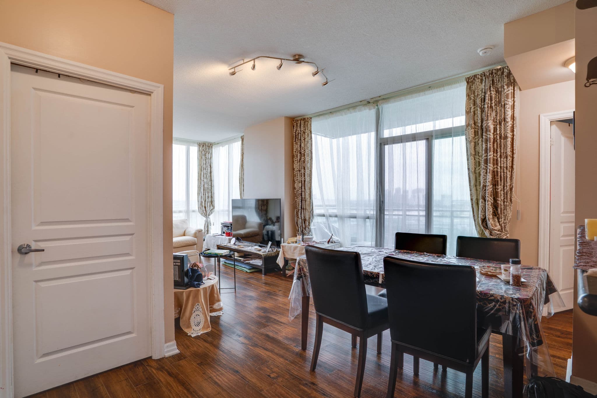 220 Burnhamthorpe Rd W Unit 1509 Mississauga, ON L5B 4N4