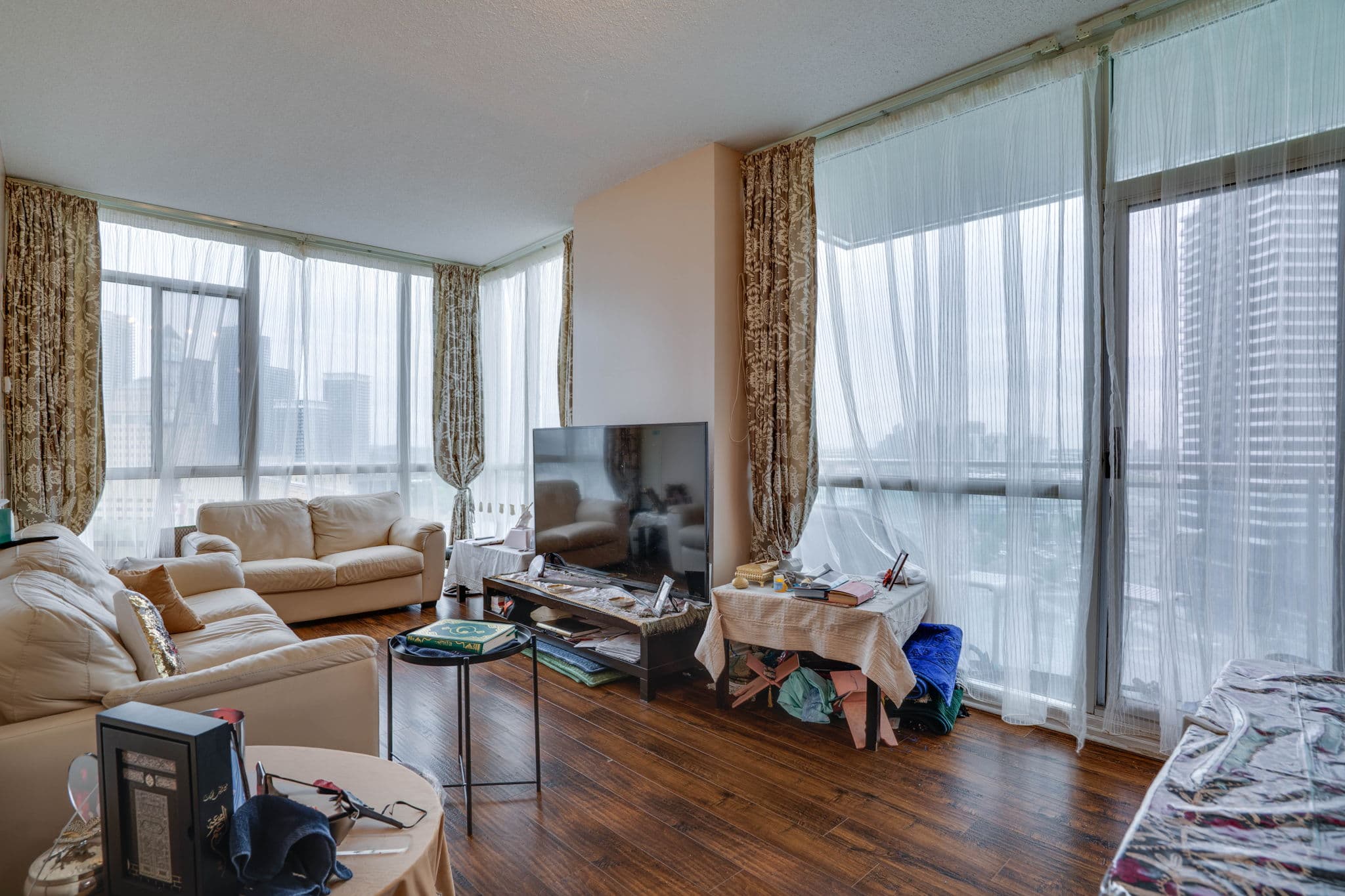 220 Burnhamthorpe Rd W Unit 1509 Mississauga, ON L5B 4N4