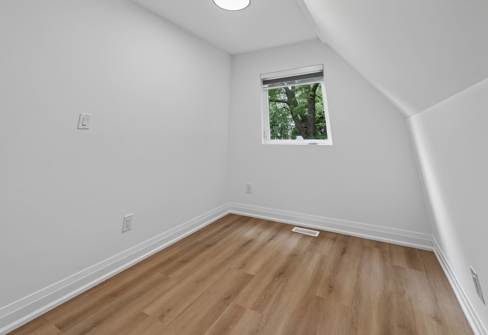 221 Churchill Ave R - GARDEN SUITE Toronto, ON M2R 1E2