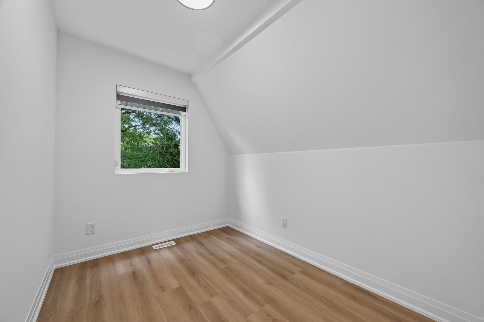 221 Churchill Ave R - GARDEN SUITE Toronto, ON M2R 1E2