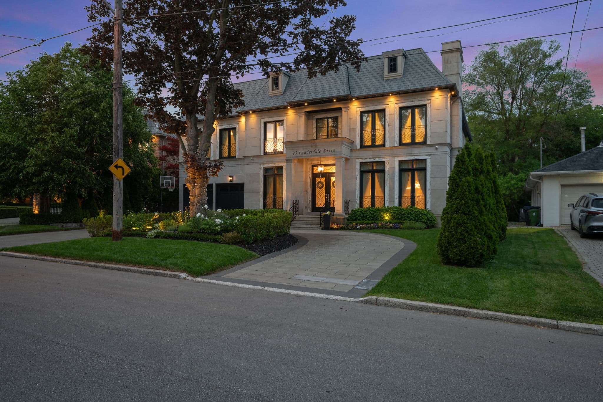 23 Lauderdale Dr Toronto, ON M2L 2A8