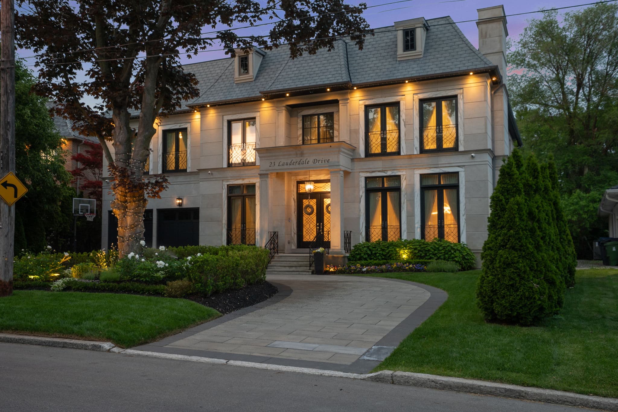 23 Lauderdale Dr Toronto, ON M2L 2A8