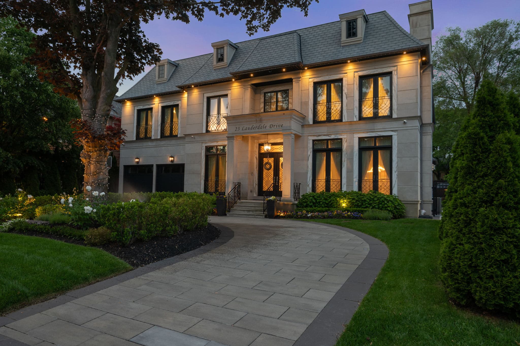 23 Lauderdale Dr Toronto, ON M2L 2A8