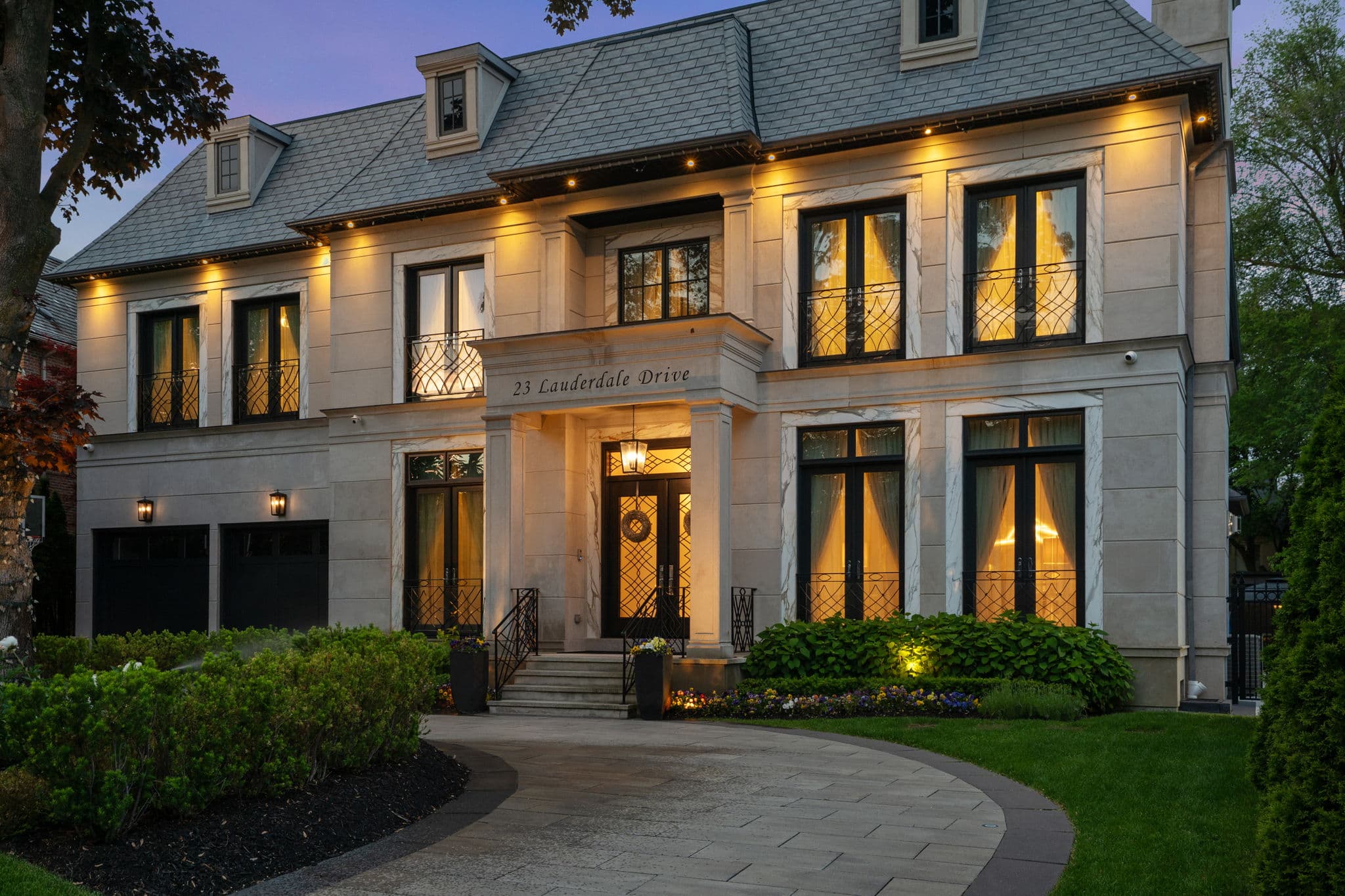 23 Lauderdale Dr Toronto, ON M2L 2A8
