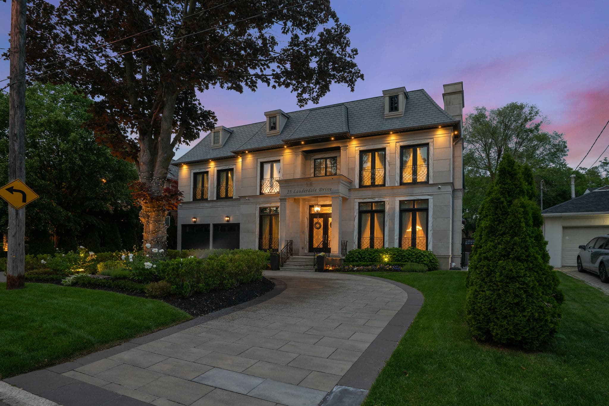 23 Lauderdale Dr Toronto, ON M2L 2A8