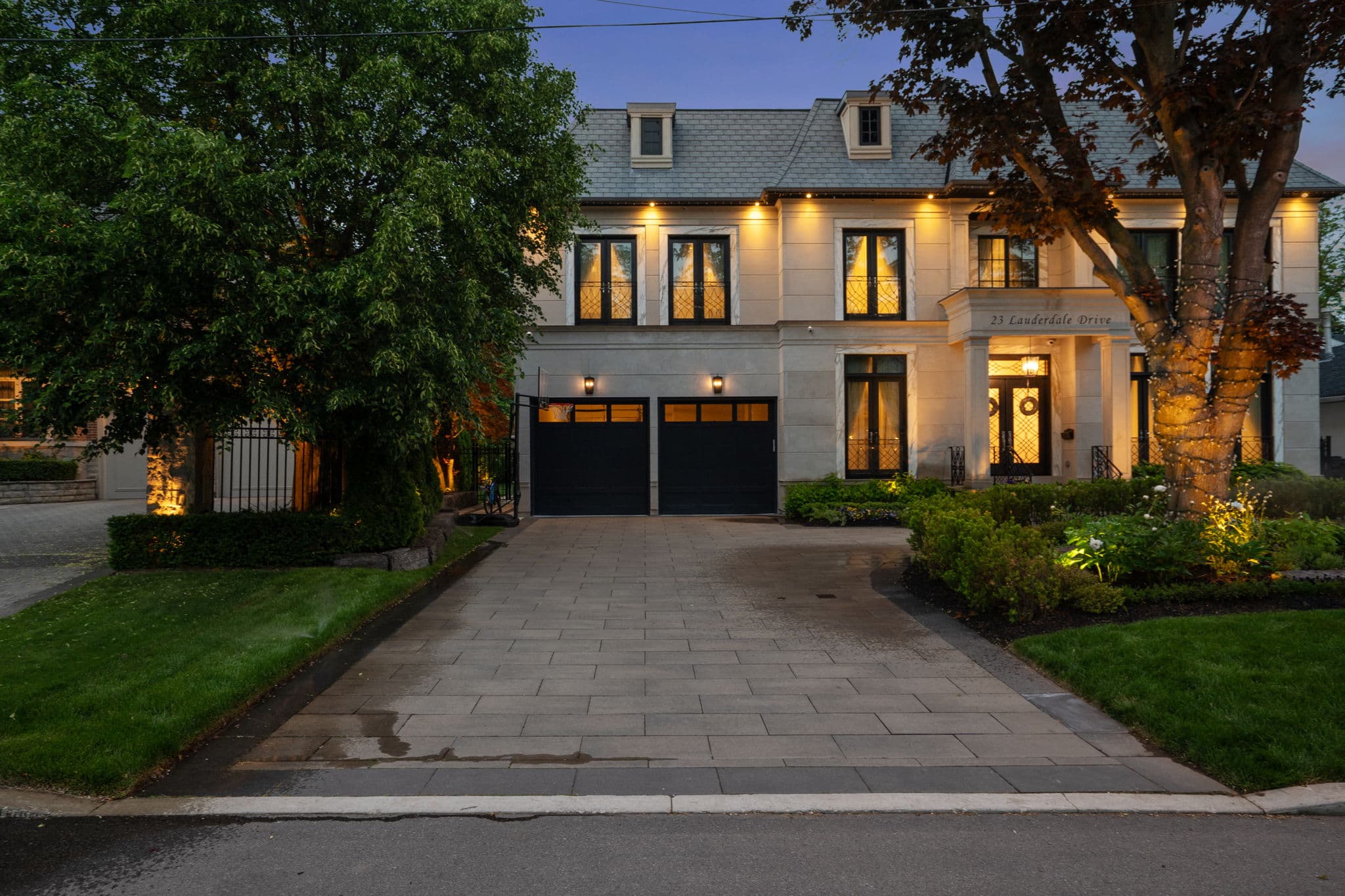 23 Lauderdale Dr Toronto, ON M2L 2A8