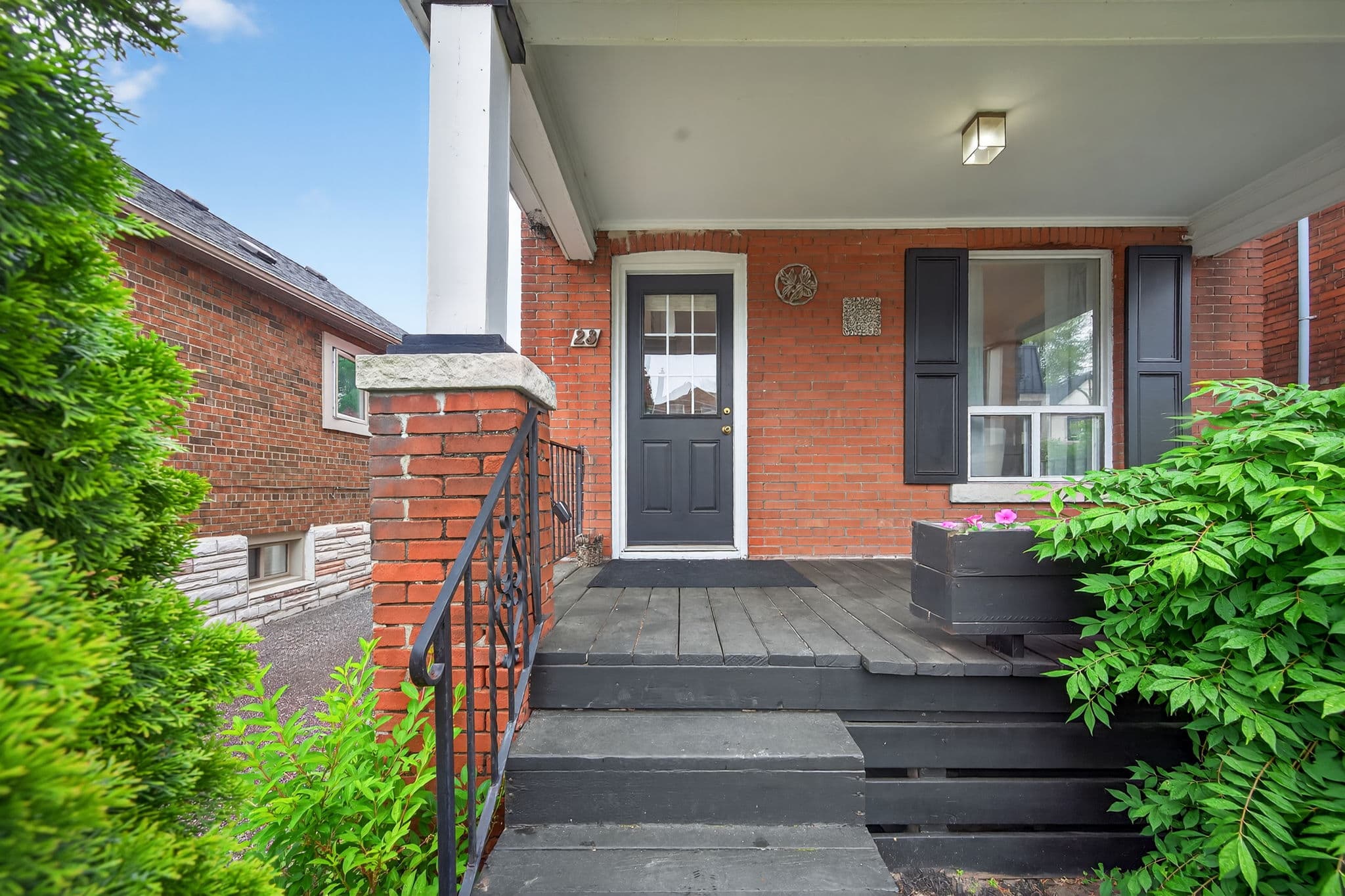 23 Morland Rd Toronto, ON M6S 2M7