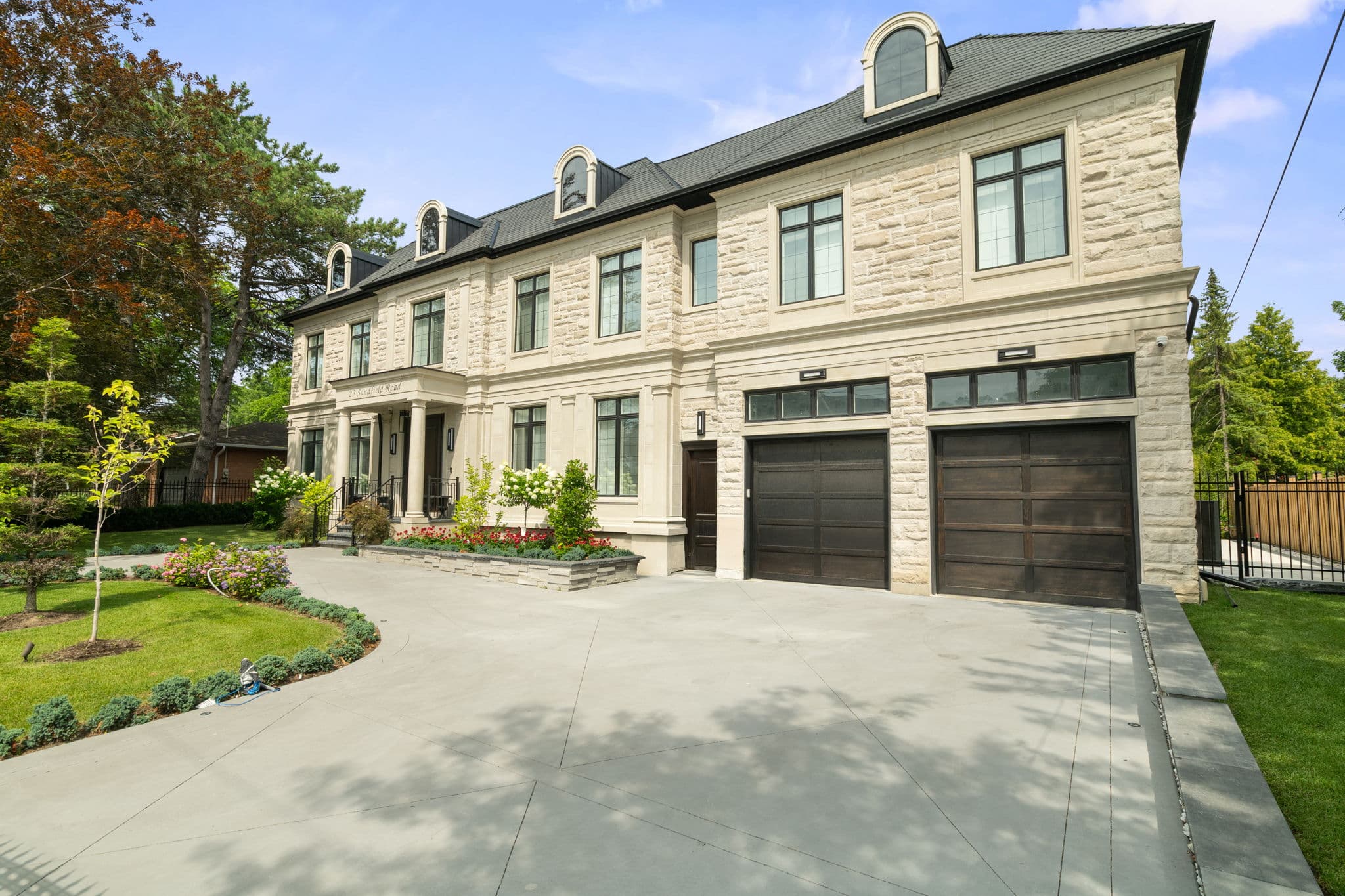 23 Sandfield Rd Toronto, ON M3B 2B6