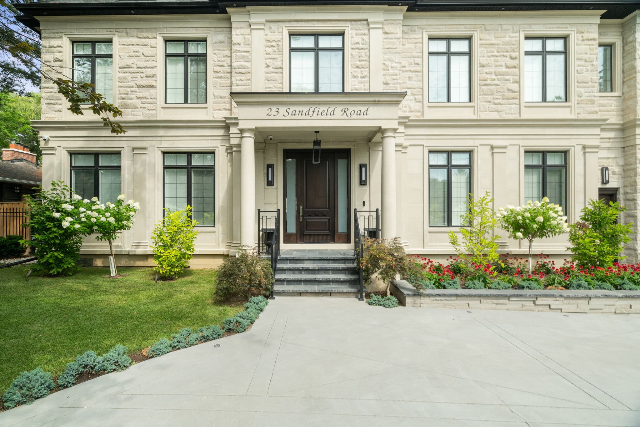 23 Sandfield Rd Toronto, ON M3B 2B6