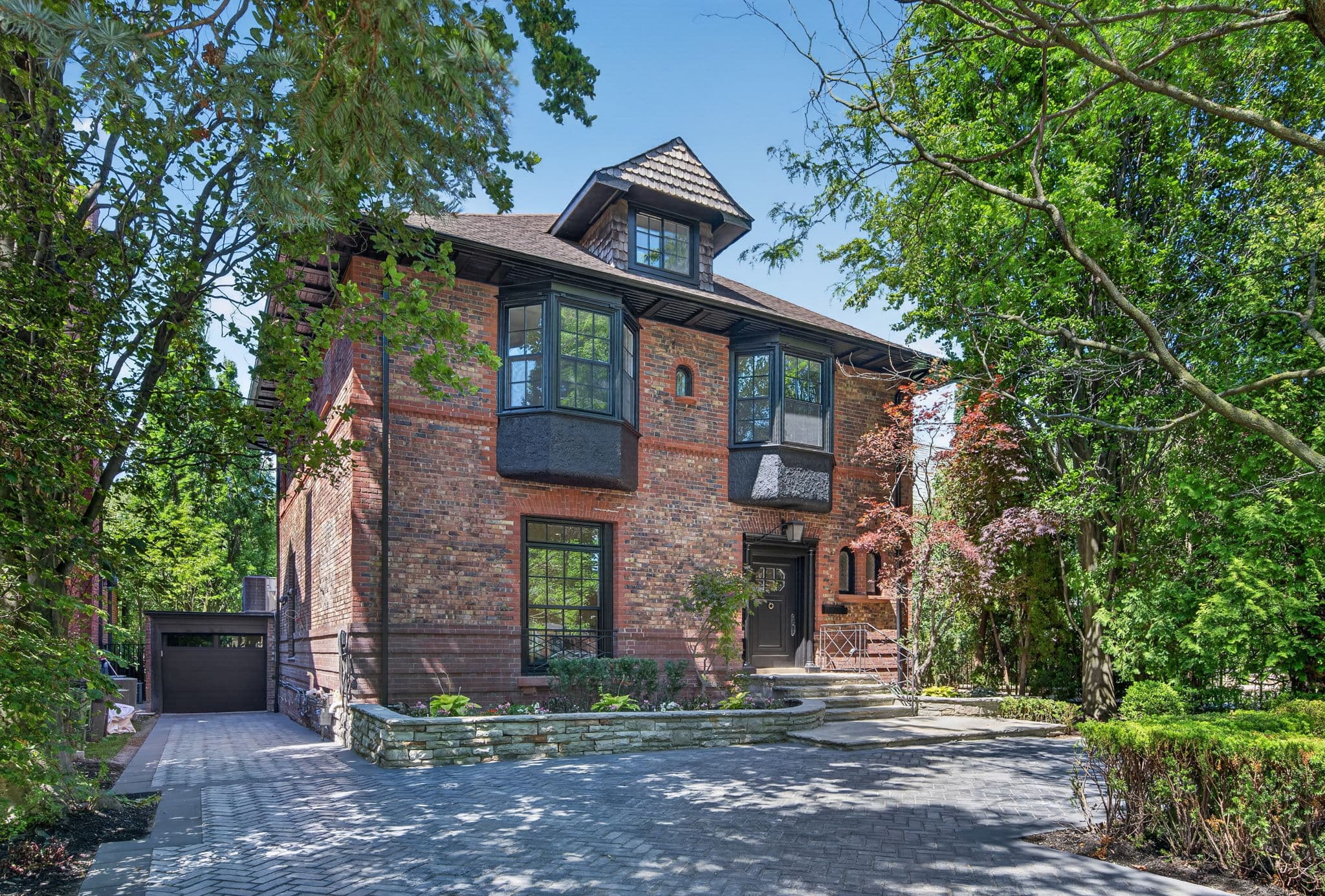 23 South Dr Toronto, ON M4W 1R2