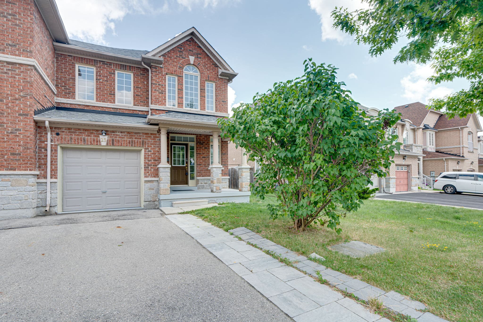 23 Zola Gate Vaughan, ON L4J 9A7