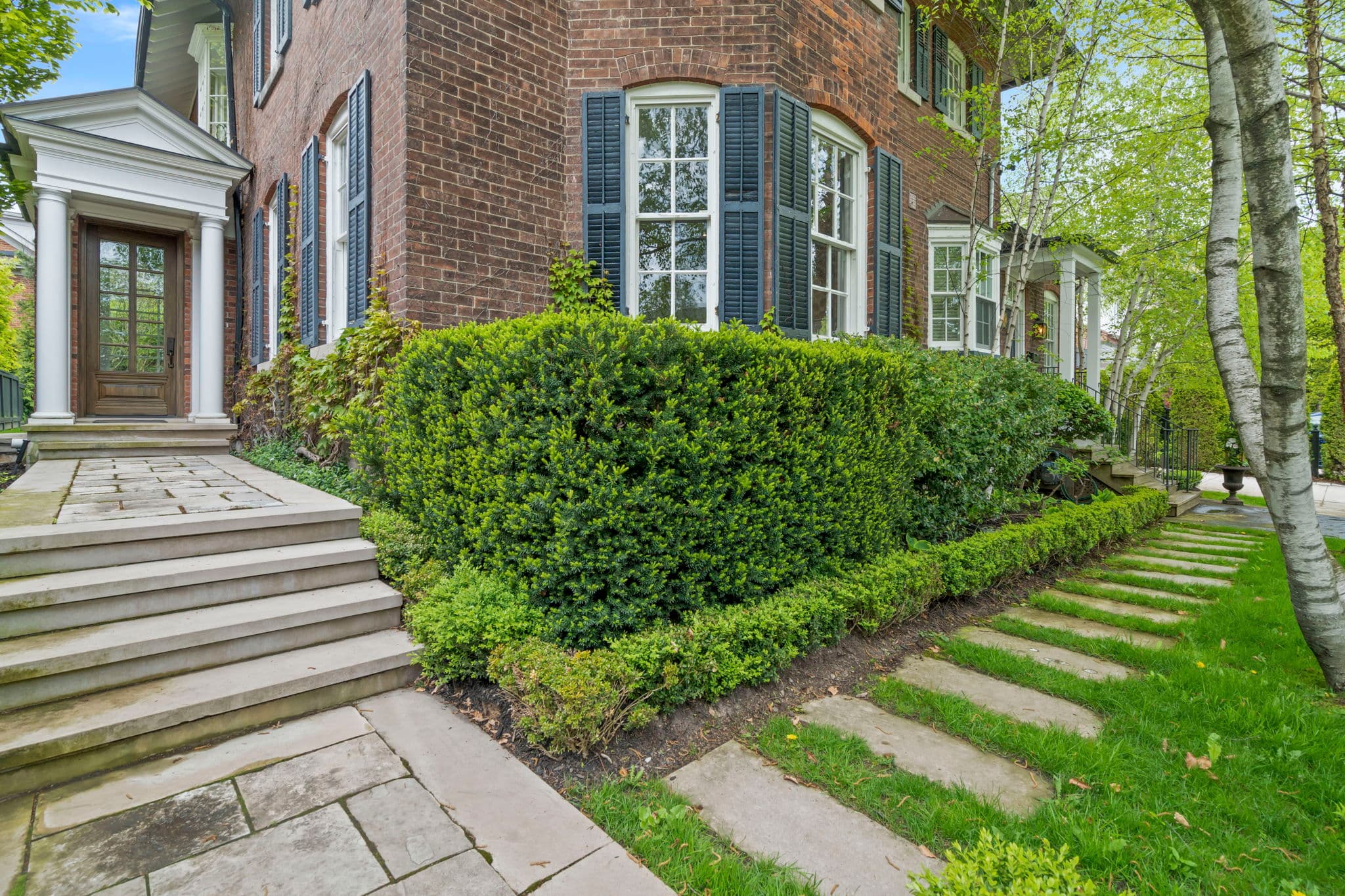 236 Poplar Plains Rd Toronto, ON M4V 1J9