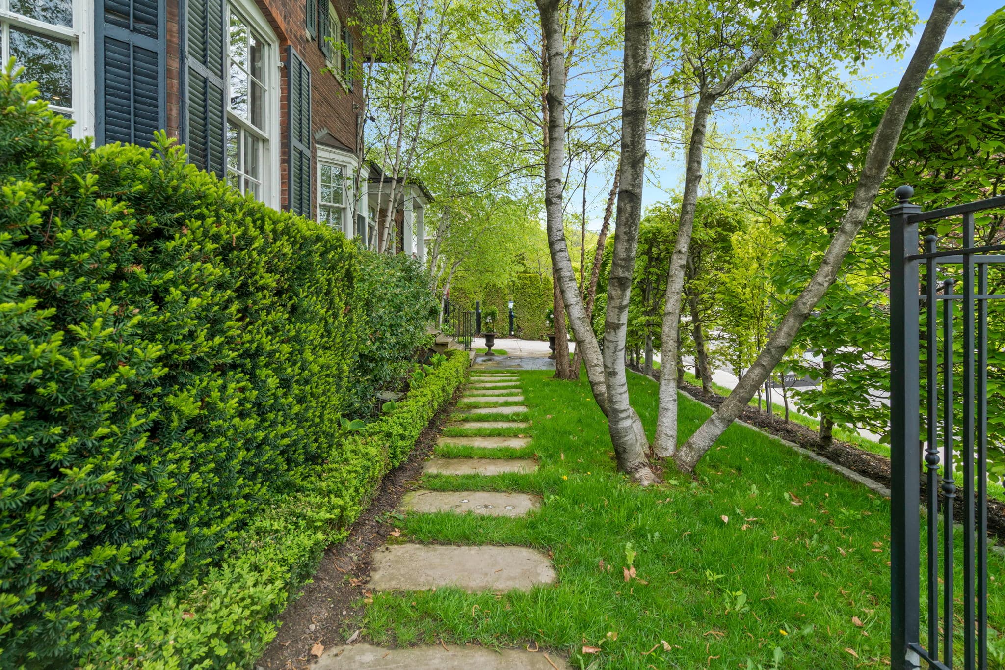 236 Poplar Plains Rd Toronto, ON M4V 1J9