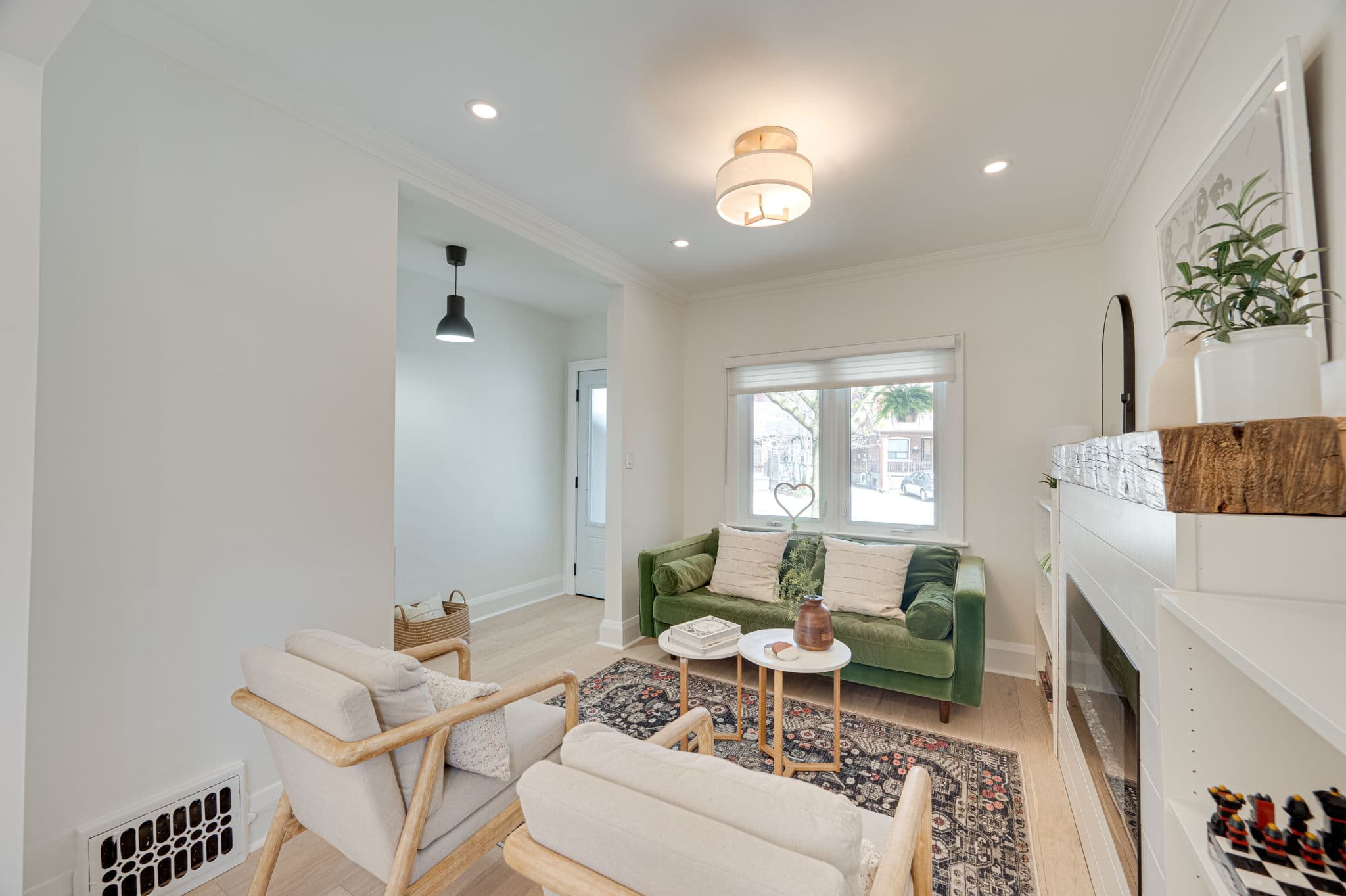24 Falwyn Ave Toronto, ON M6C 1K6