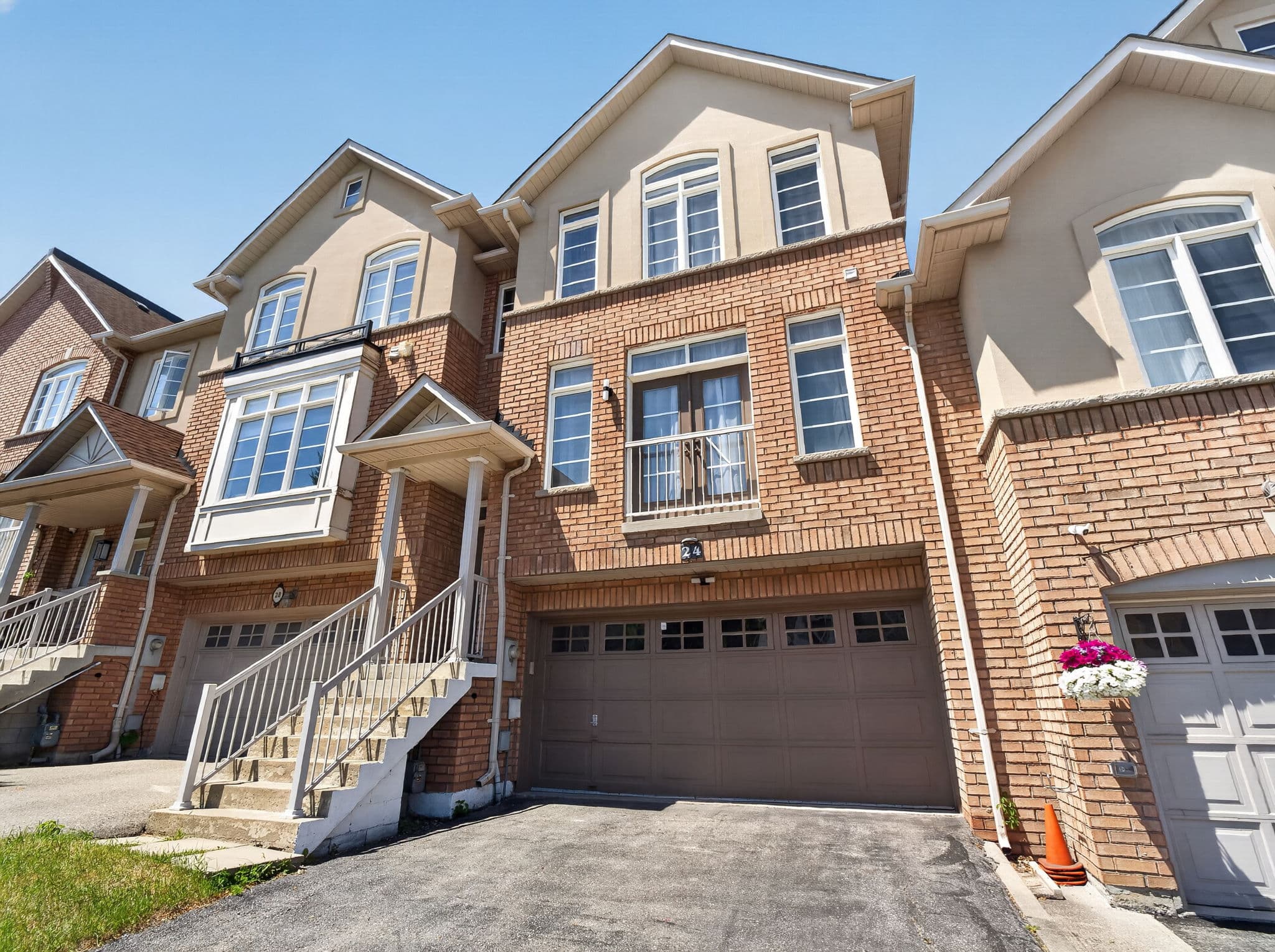 24 Mintwood Rd Vaughan, ON L4J 9C3