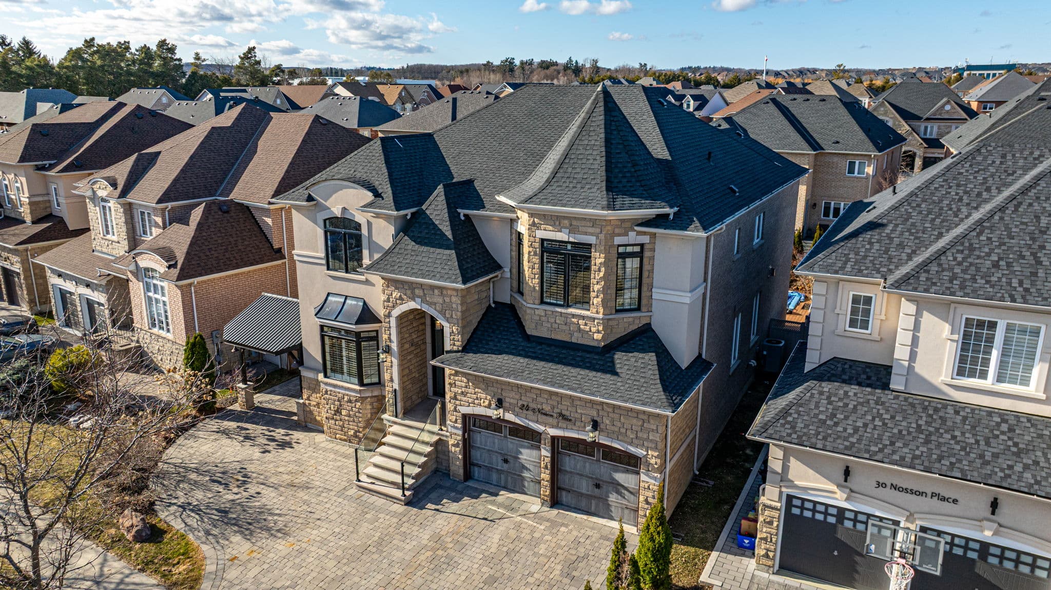 24 Nosson Pl Vaughan, ON L6A 0Z7