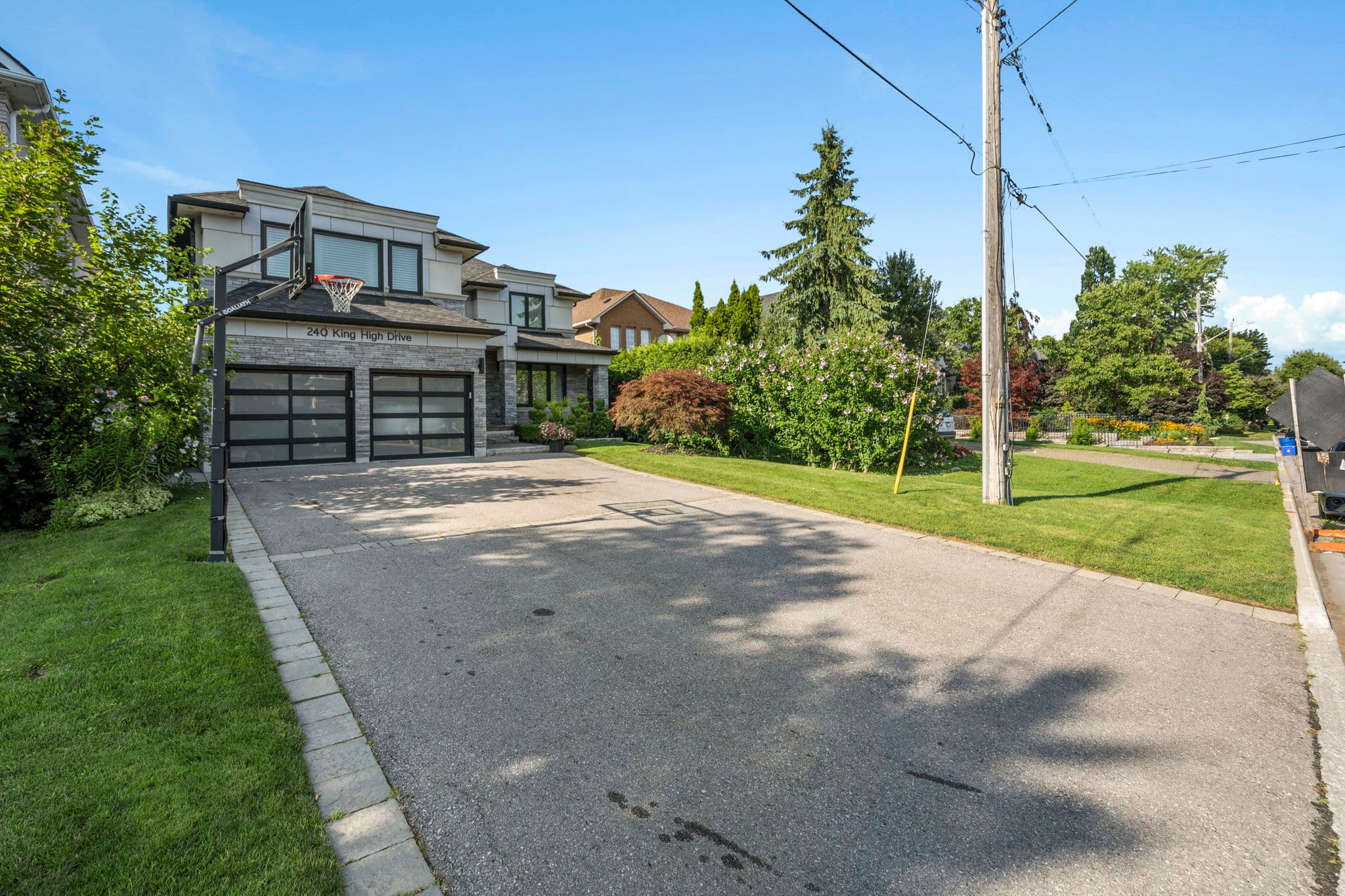 240 King High Dr Vaughan, ON L4J 3N5