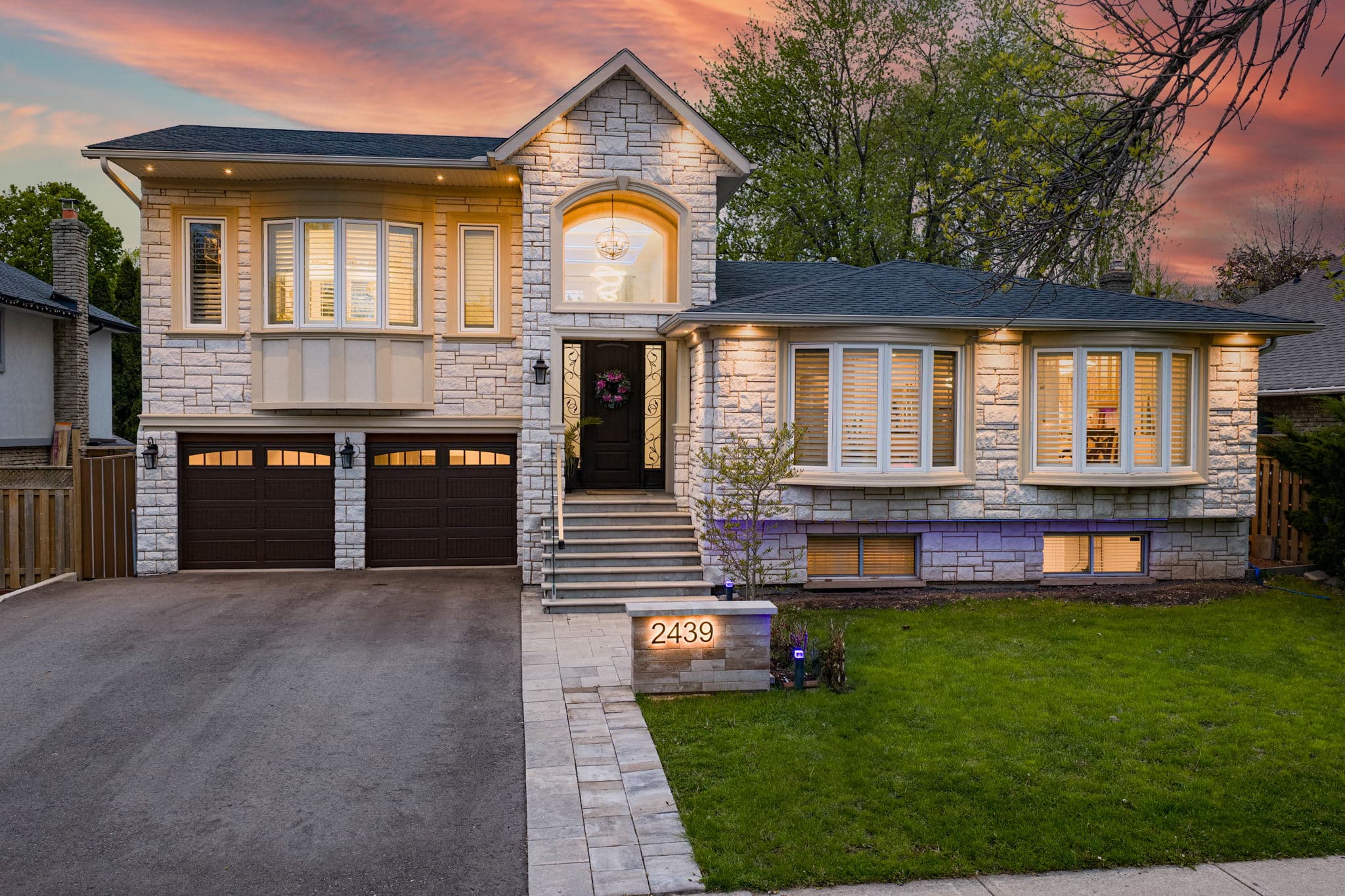 2439 Bridge Rd Oakville, ON L6L 2G9