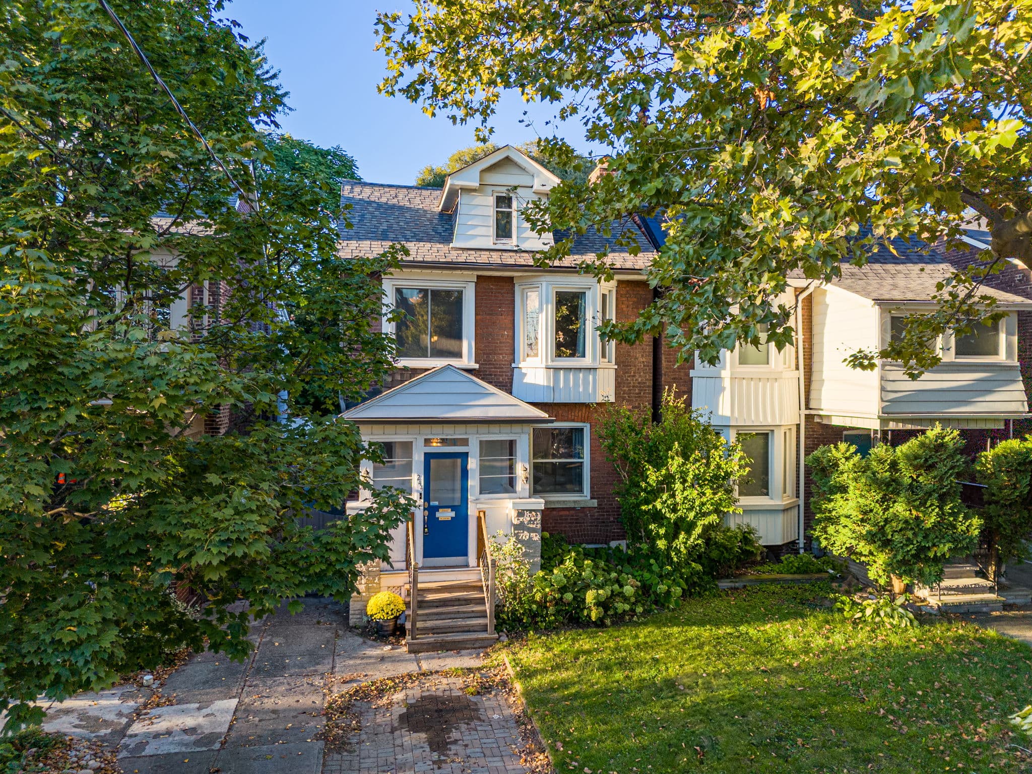 244 Strathmore Blvd Toronto, ON M4J 1P6