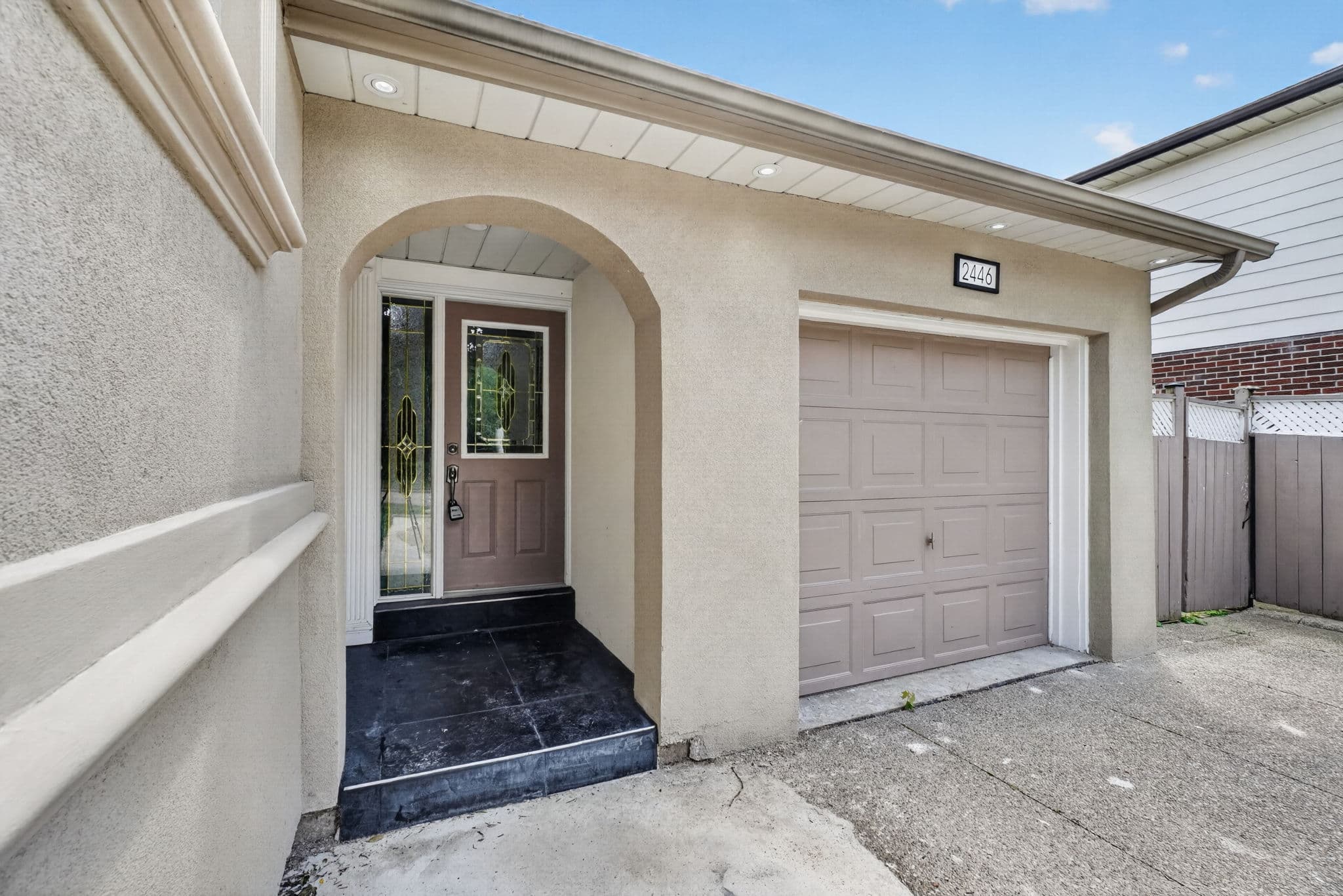 2446 Ventura Dr Oakville, ON L6L 2H7