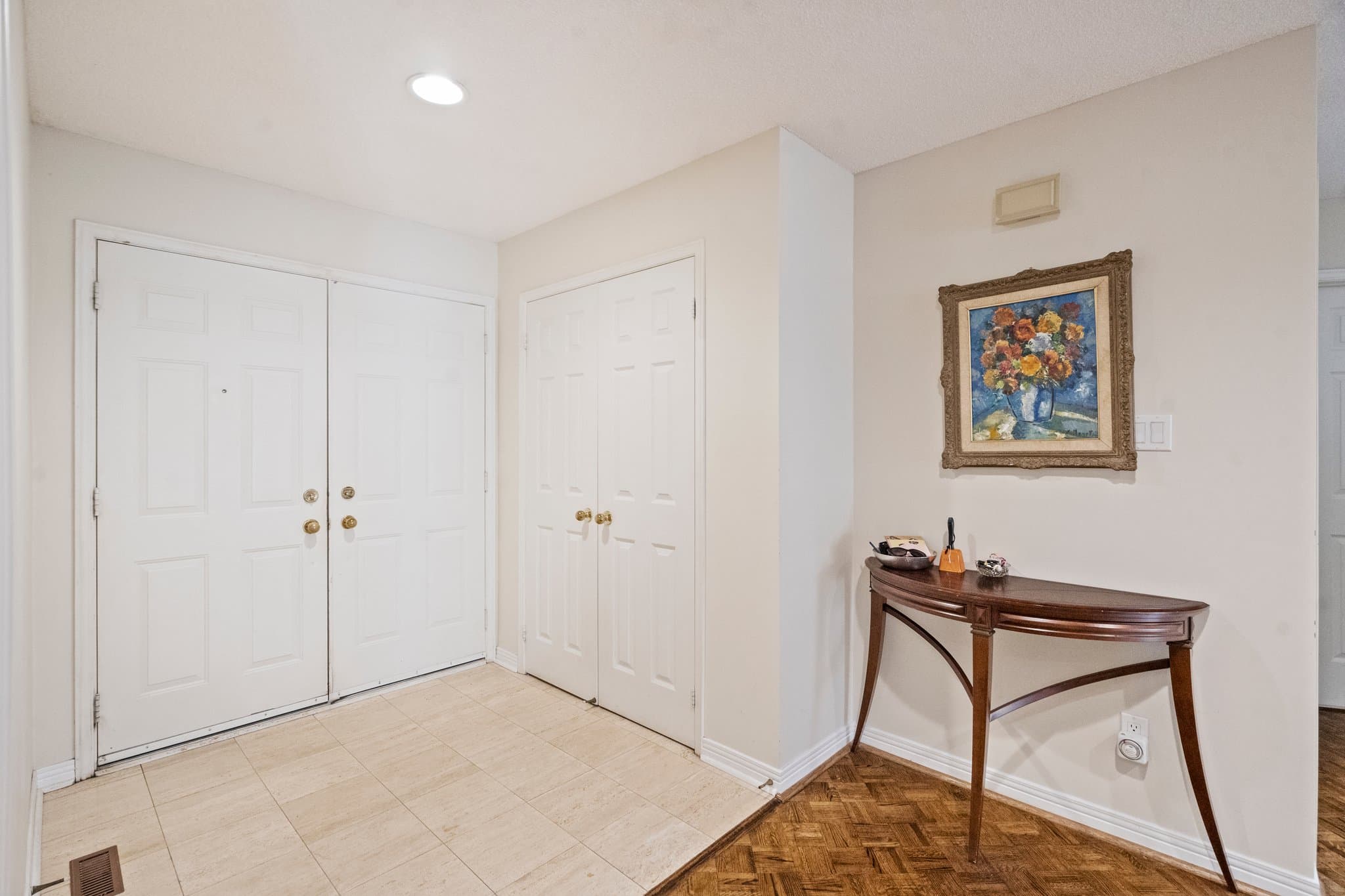 25 Bevshire Cir Vaughan, ON L4J 5B4