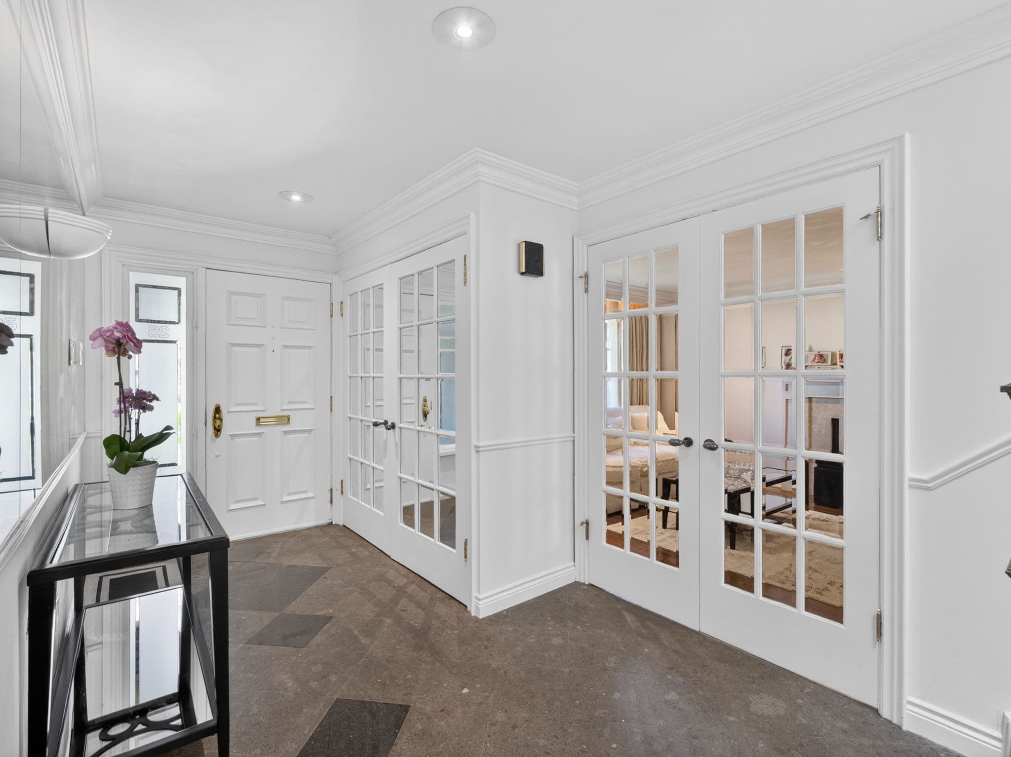 25 Harlington Rd Toronto, ON M3B3G3