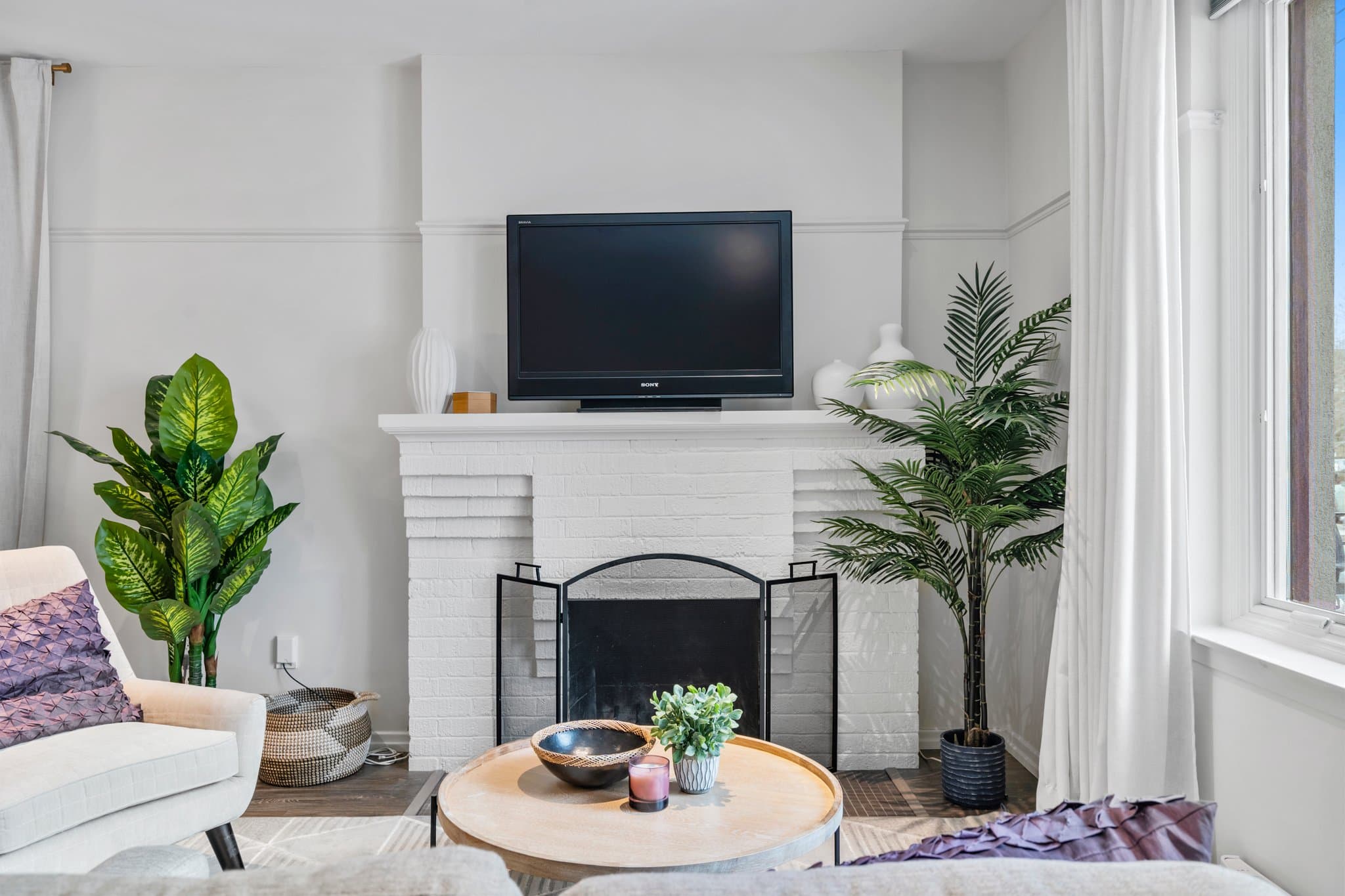 25 Hillsboro Ave Toronto, ON M5R 1S6