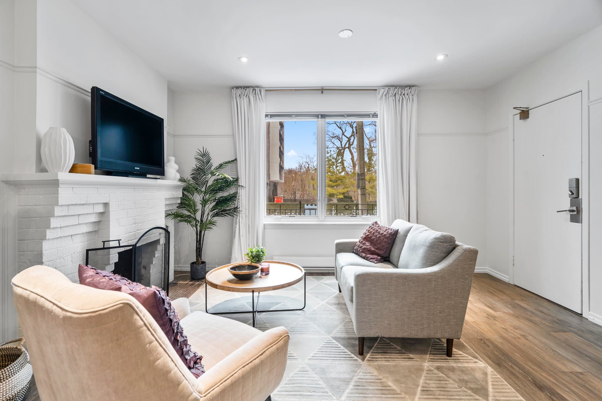 25 Hillsboro Ave Toronto, ON M5R 1S6