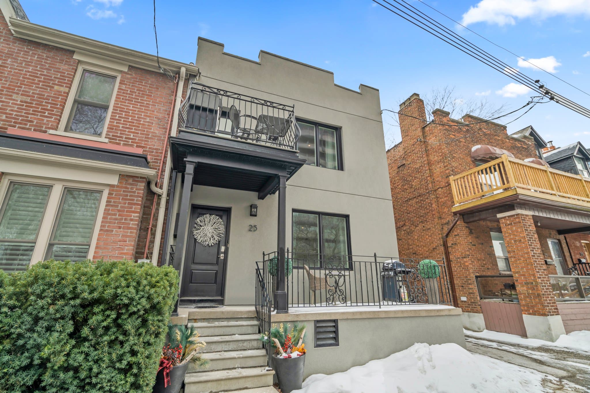 25 Hillsboro Ave Toronto, ON M5R 1S6