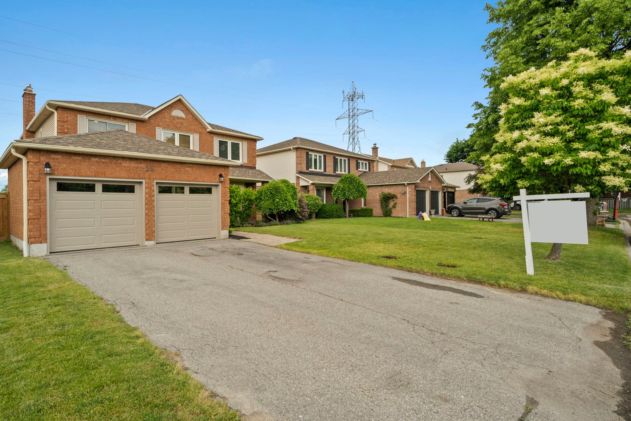 25 Kenyon Ct Whitby, ON L1N 8T3