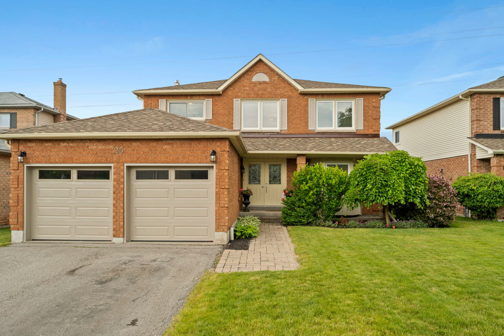 25 Kenyon Ct Whitby, ON L1N 8T3