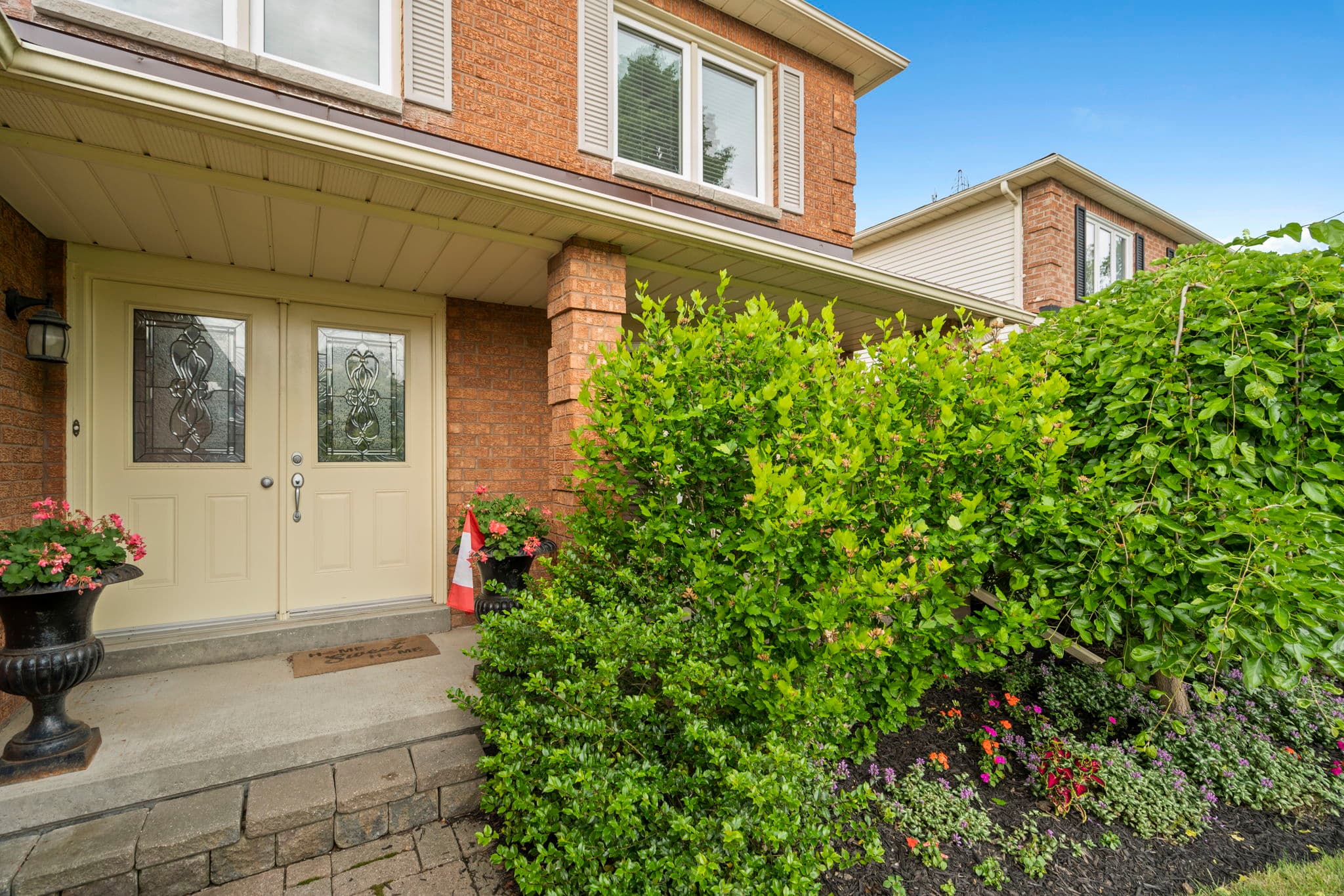 25 Kenyon Ct Whitby, ON L1N 8T3