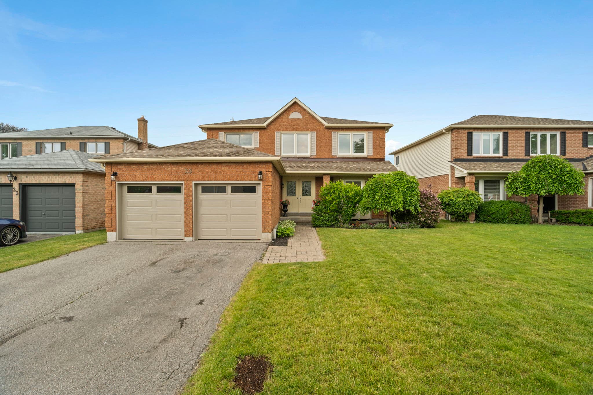 25 Kenyon Ct Whitby, ON L1N 8T3