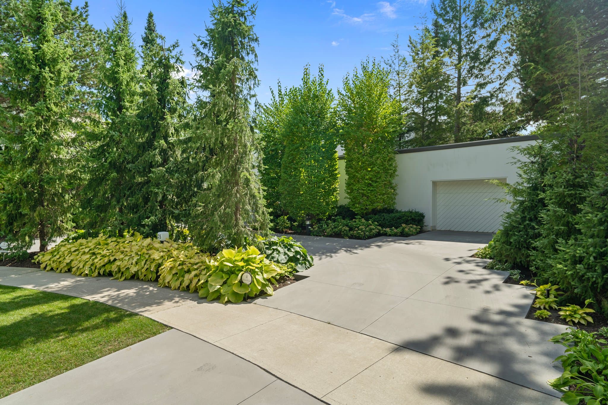 25 Misty Crescent Toronto, ON M3B 1T2