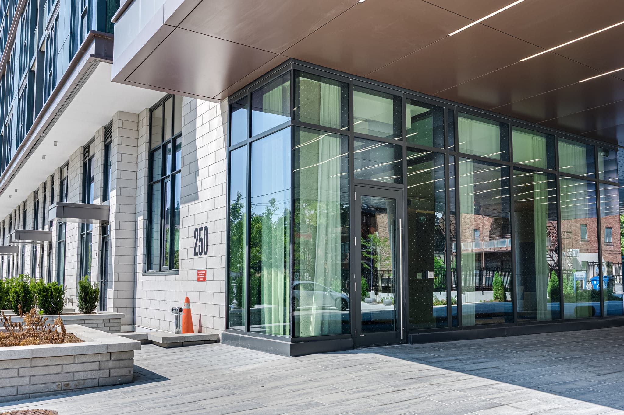 250 Lawrence Ave W Unit 606 Toronto, ON M5M 1B2